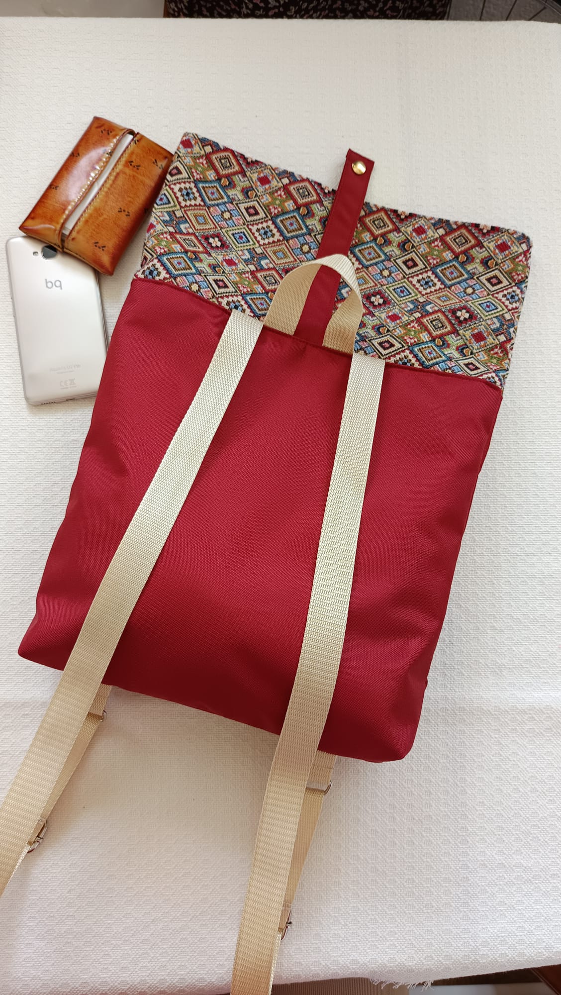 Mochila de tela impermeable burdeos con solapa de rombos - Imagen 9
