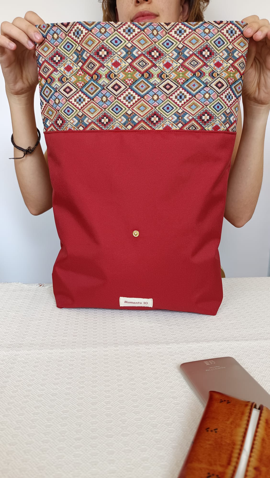 Mochila de tela impermeable burdeos con solapa de rombos - Imagen 8