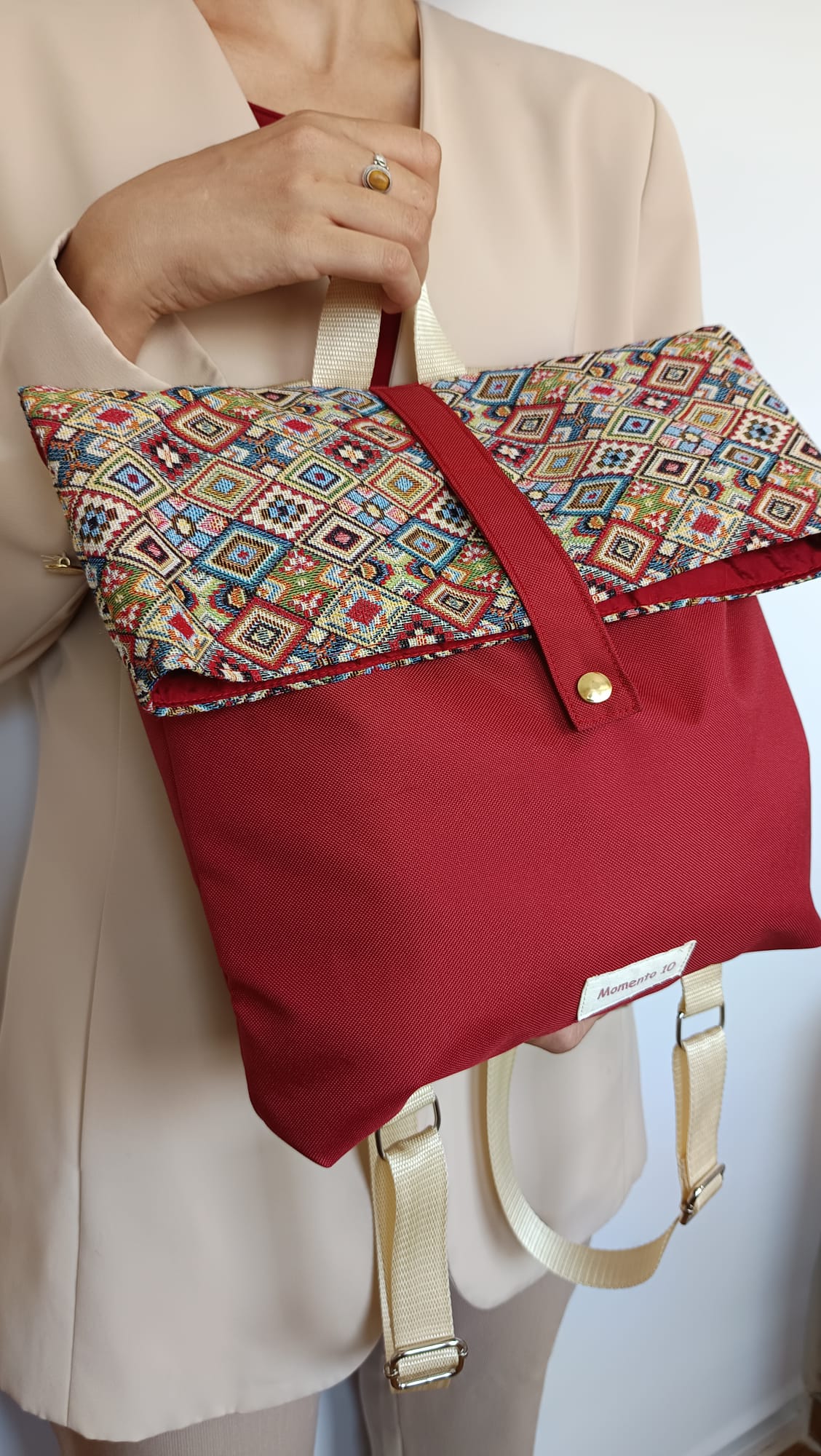 Mochila de tela impermeable burdeos con solapa de rombos - Imagen 7