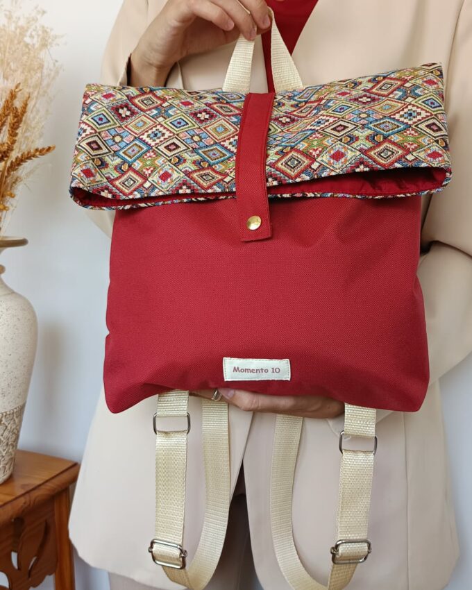 Mochila de tela impermeable burdeos con solapa de rombos