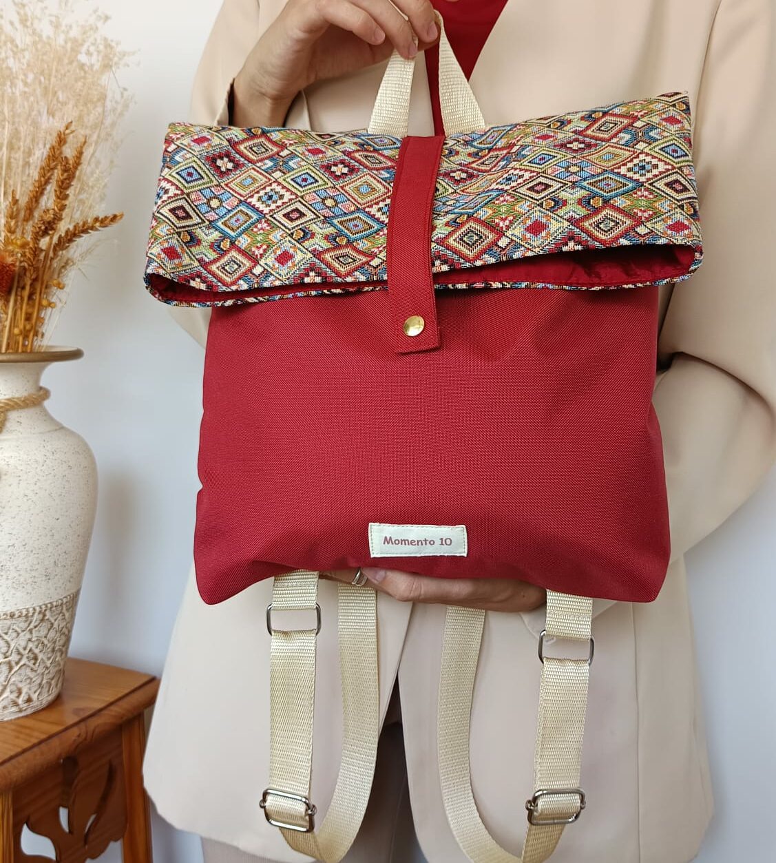 Mochila de tela impermeable burdeos con solapa de rombos