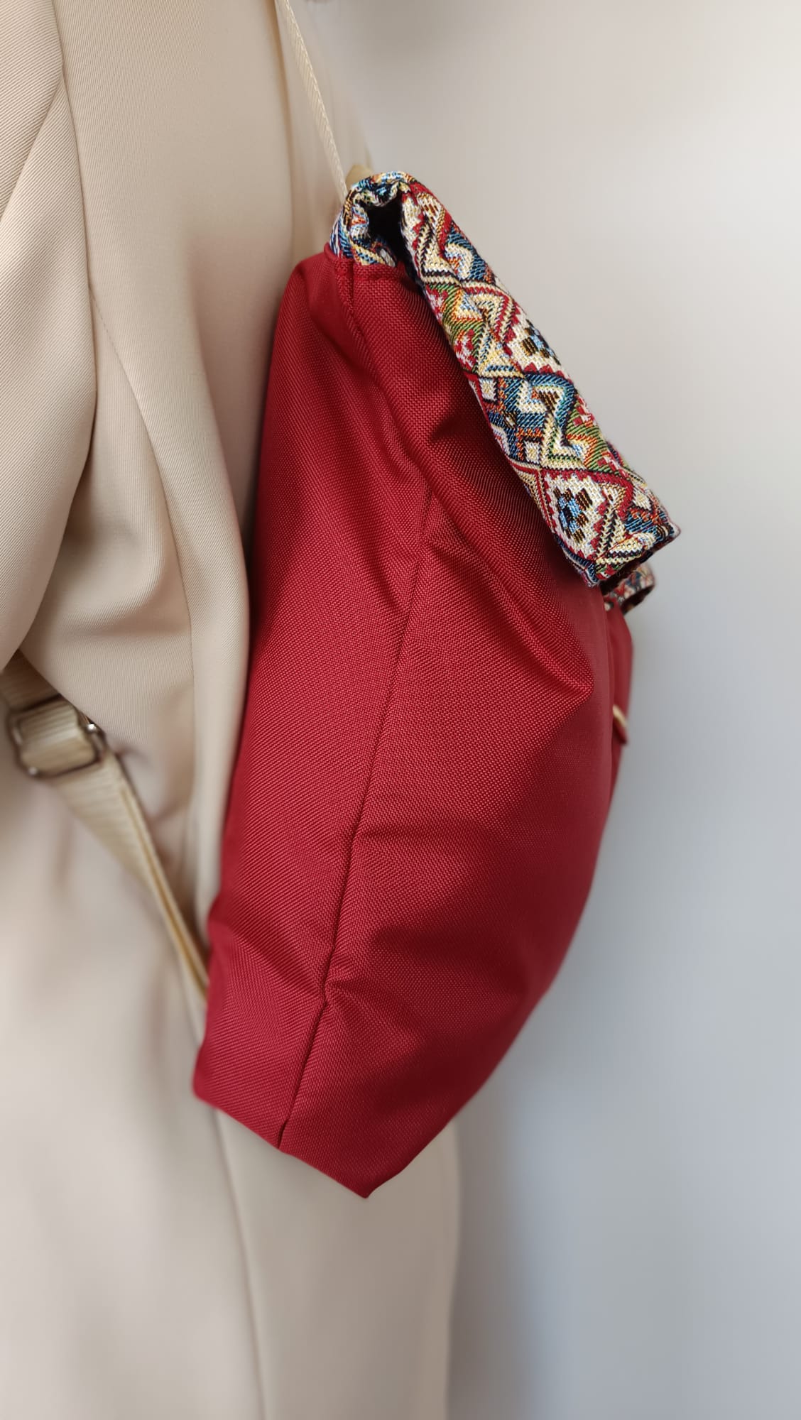 Mochila de tela impermeable burdeos con solapa de rombos - Imagen 5