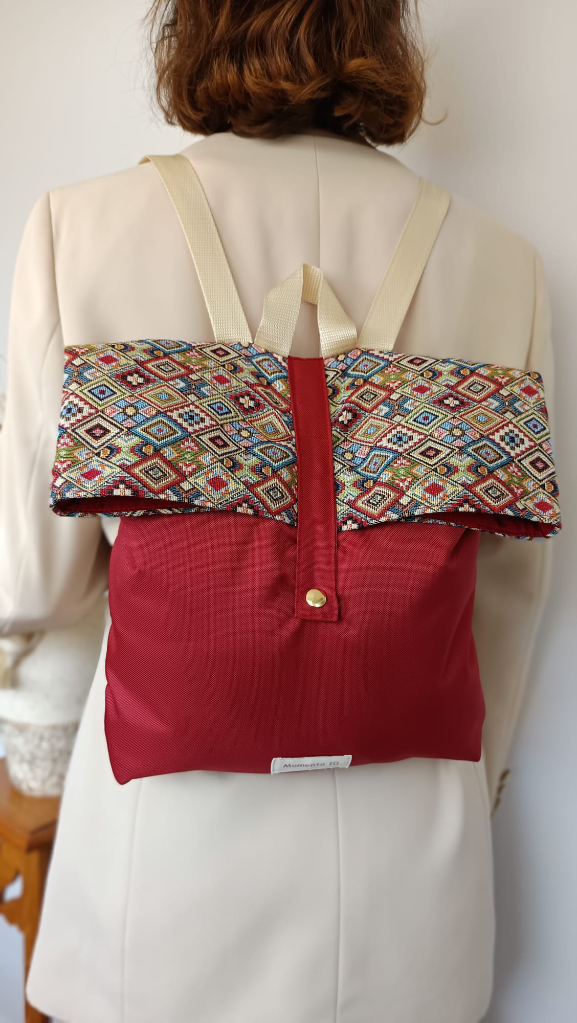 Mochila de tela impermeable burdeos con solapa de rombos - Imagen 3