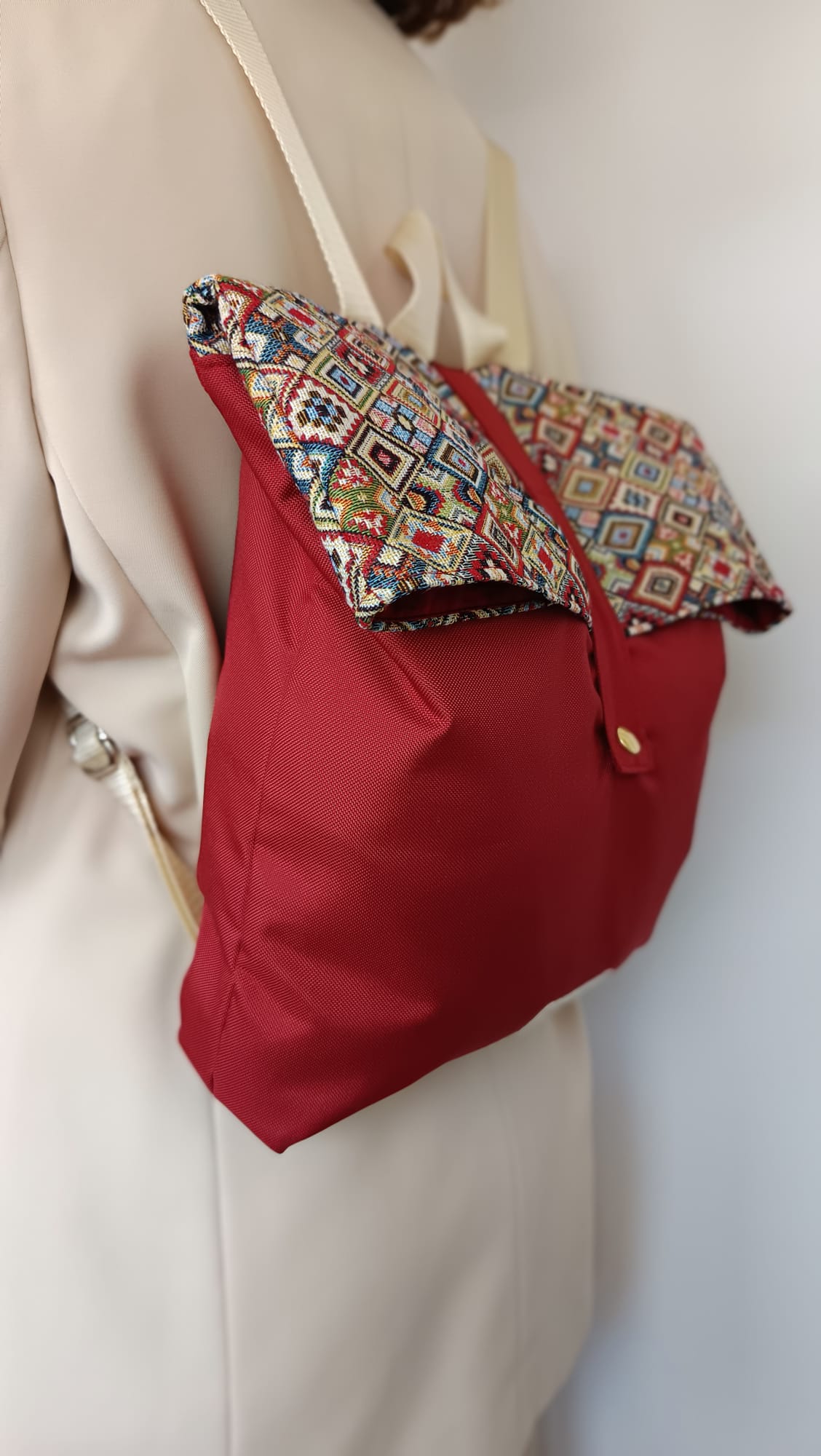 Mochila de tela impermeable burdeos con solapa de rombos - Imagen 4