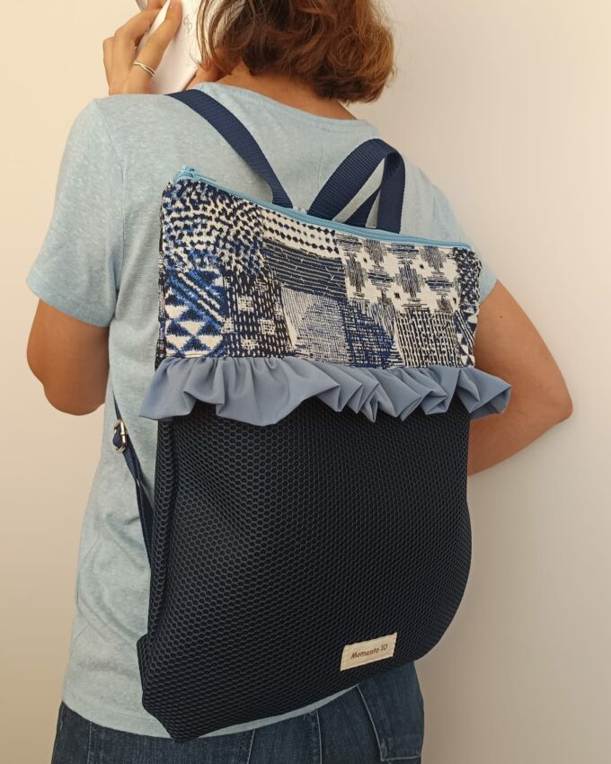 Mochila Mesh 3D azul marino con franja geométrica y volante