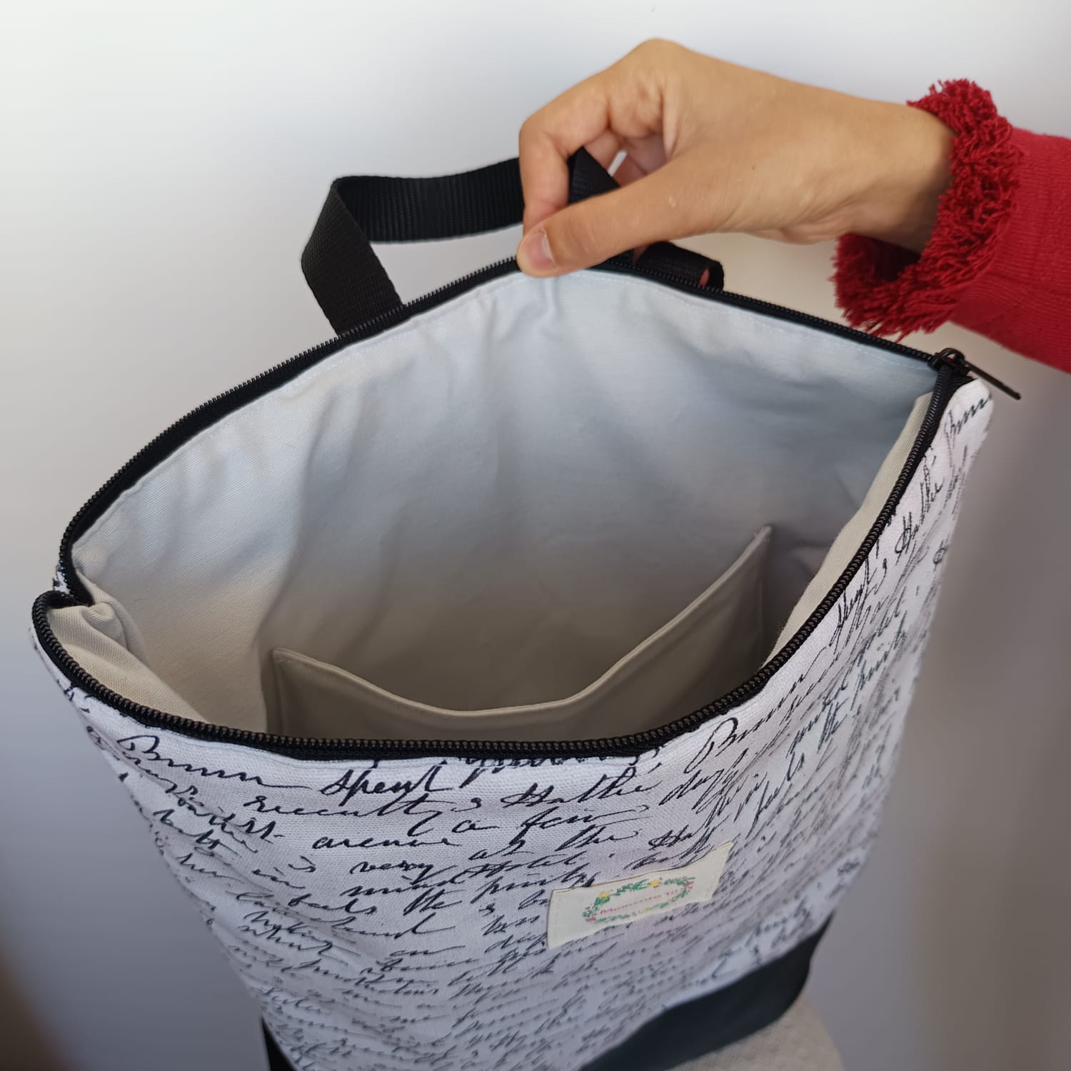 Mochila de tela con base impermeable negra - Imagen 5