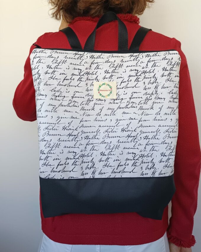 Mochila de tela con base impermeable negra