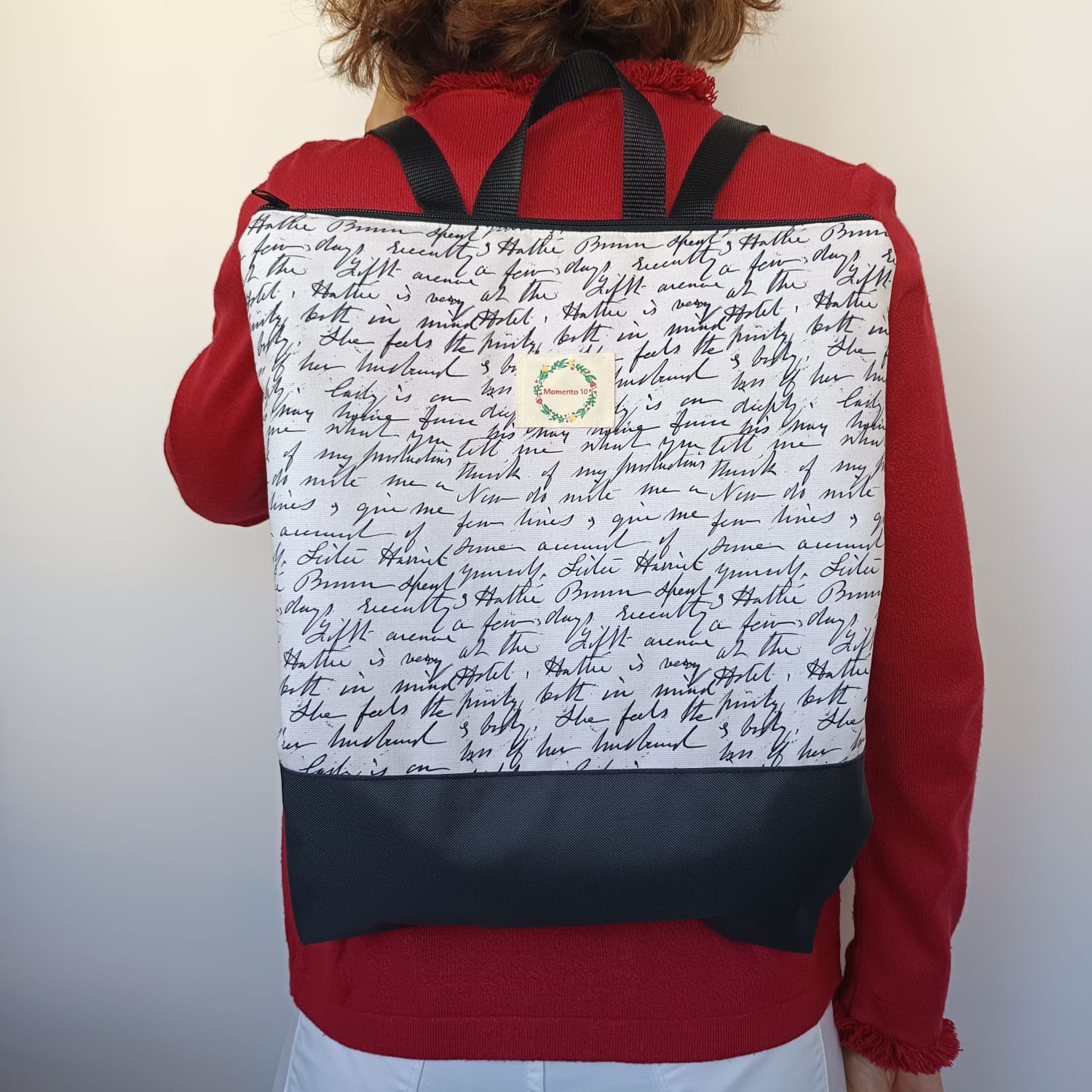 Mochila de tela con base impermeable negra
