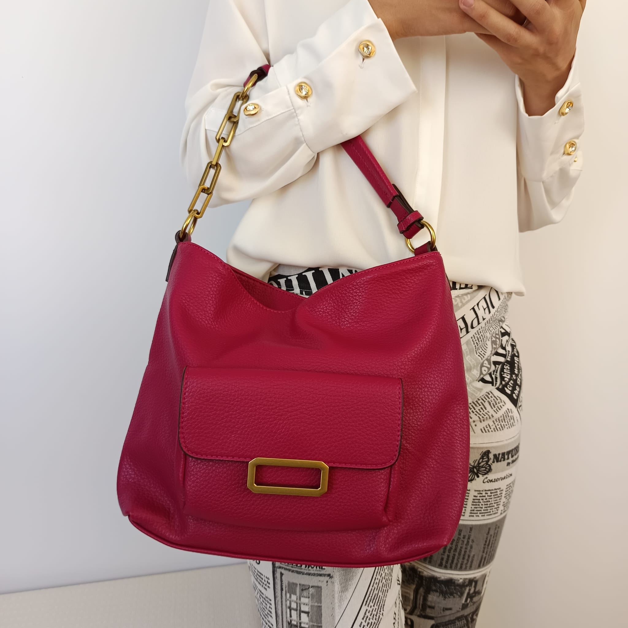 Bolso de polipiel fucsia con asa mitad cadena mitad cuero - Imagen 7