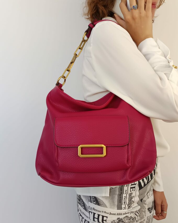 Bolso de polipiel fucsia con asa mitad cadena mitad cuero
