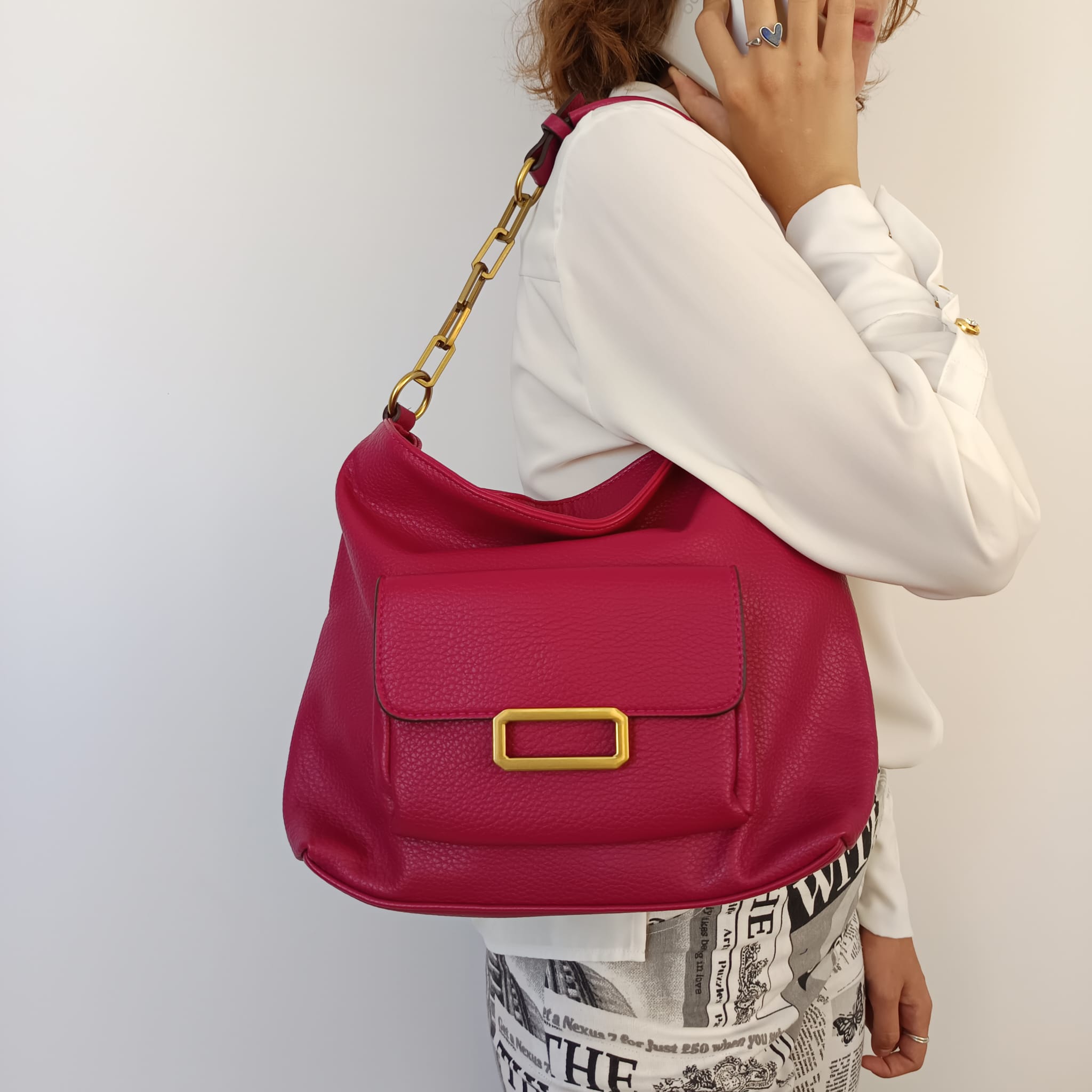 Bolso de polipiel fucsia con asa mitad cadena mitad cuero