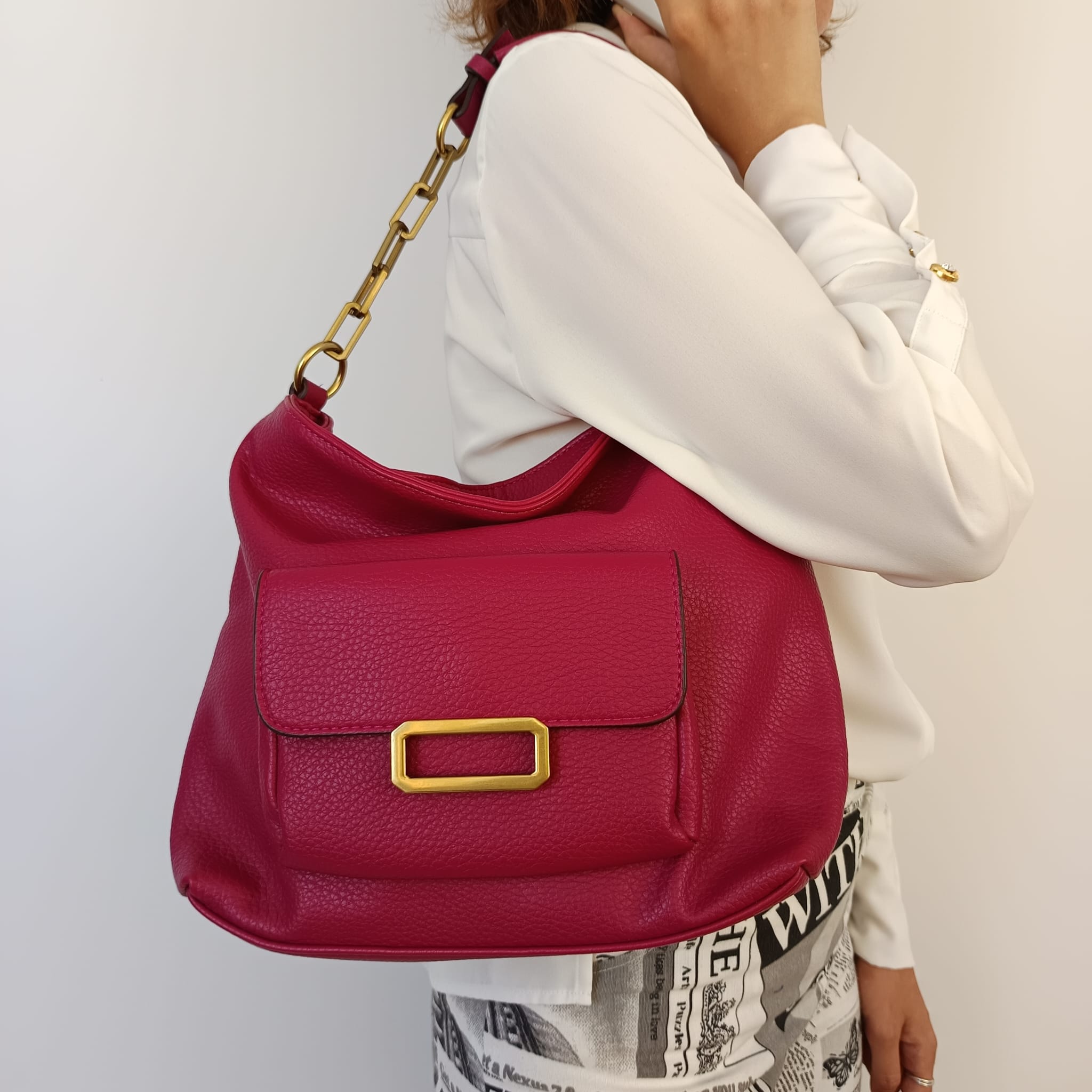 Bolso de polipiel fucsia con asa mitad cadena mitad cuero - Imagen 6