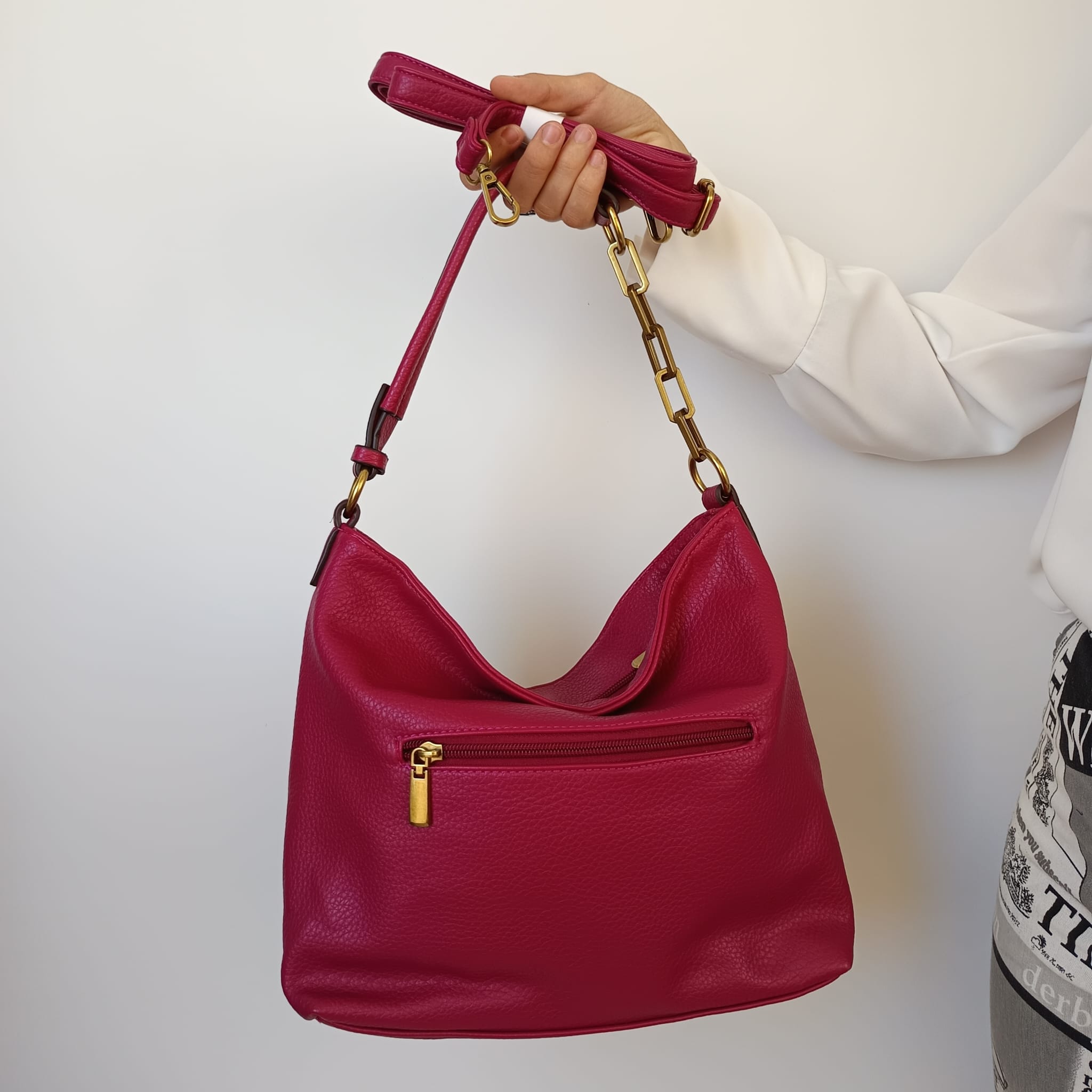 Bolso de polipiel fucsia con asa mitad cadena mitad cuero - Imagen 4