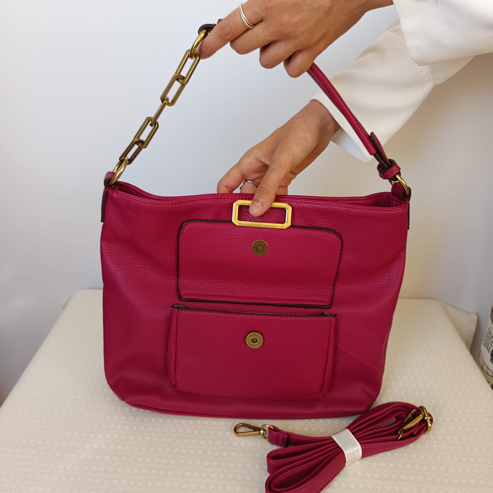 Bolso de polipiel fucsia con asa mitad cadena mitad cuero - Imagen 3