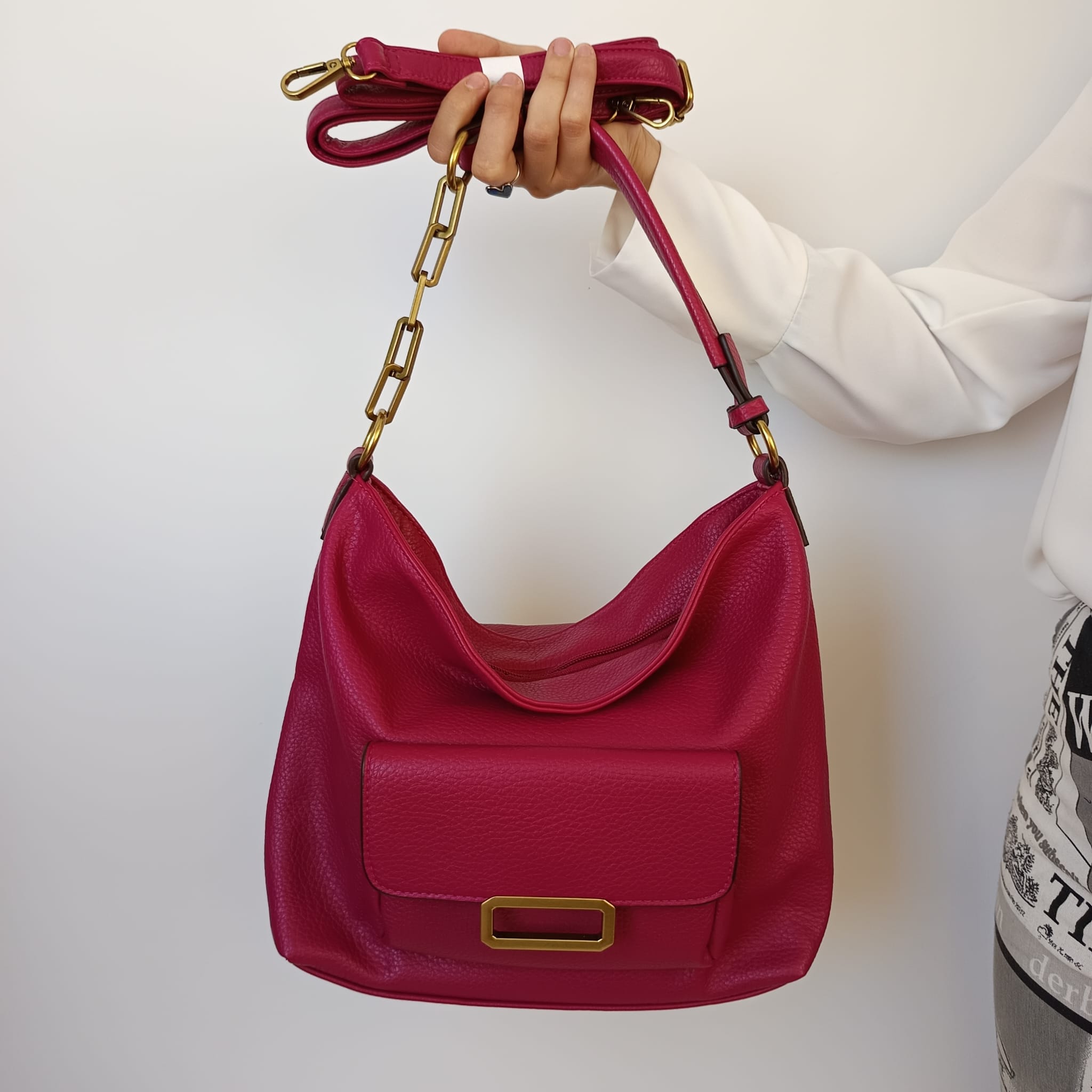 Bolso de polipiel fucsia con asa mitad cadena mitad cuero - Imagen 5