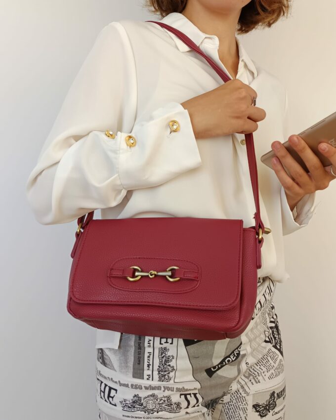 Bolso de cuero sintético fucsia con hebilla dorada en la solapa