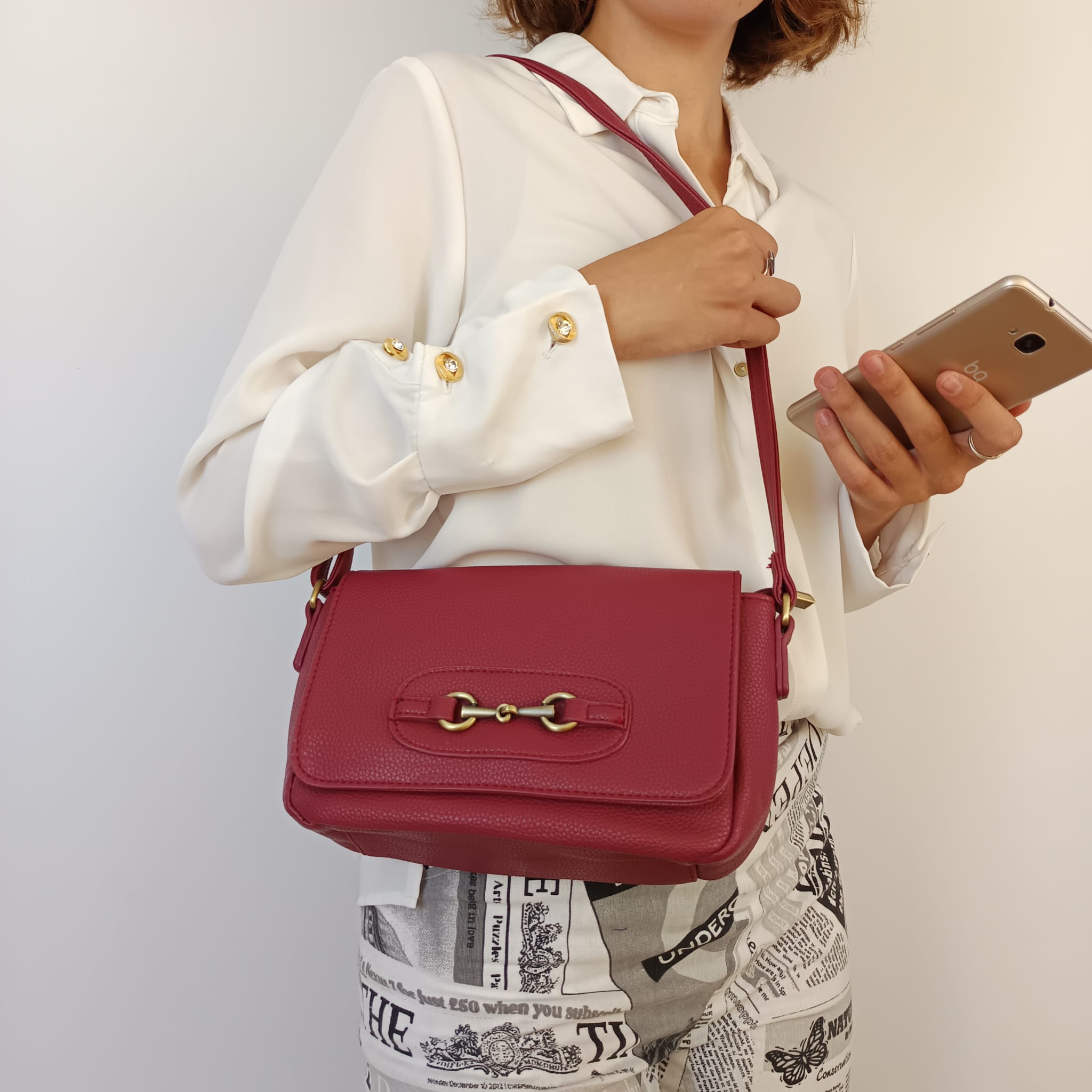 Bolso de cuero sintético fucsia con hebilla dorada en la solapa