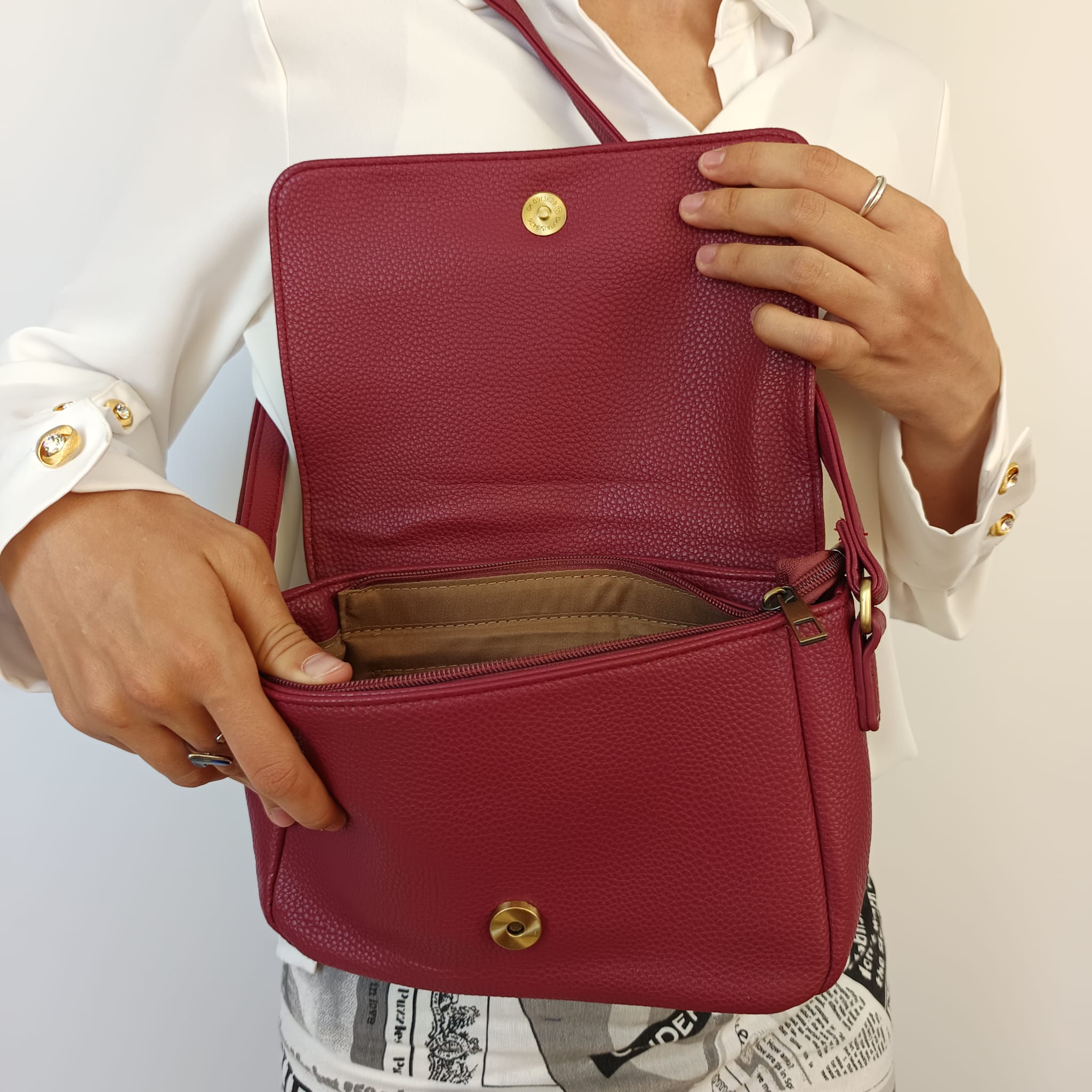 Bolso de cuero sintético fucsia con hebilla dorada en la solapa - Imagen 4
