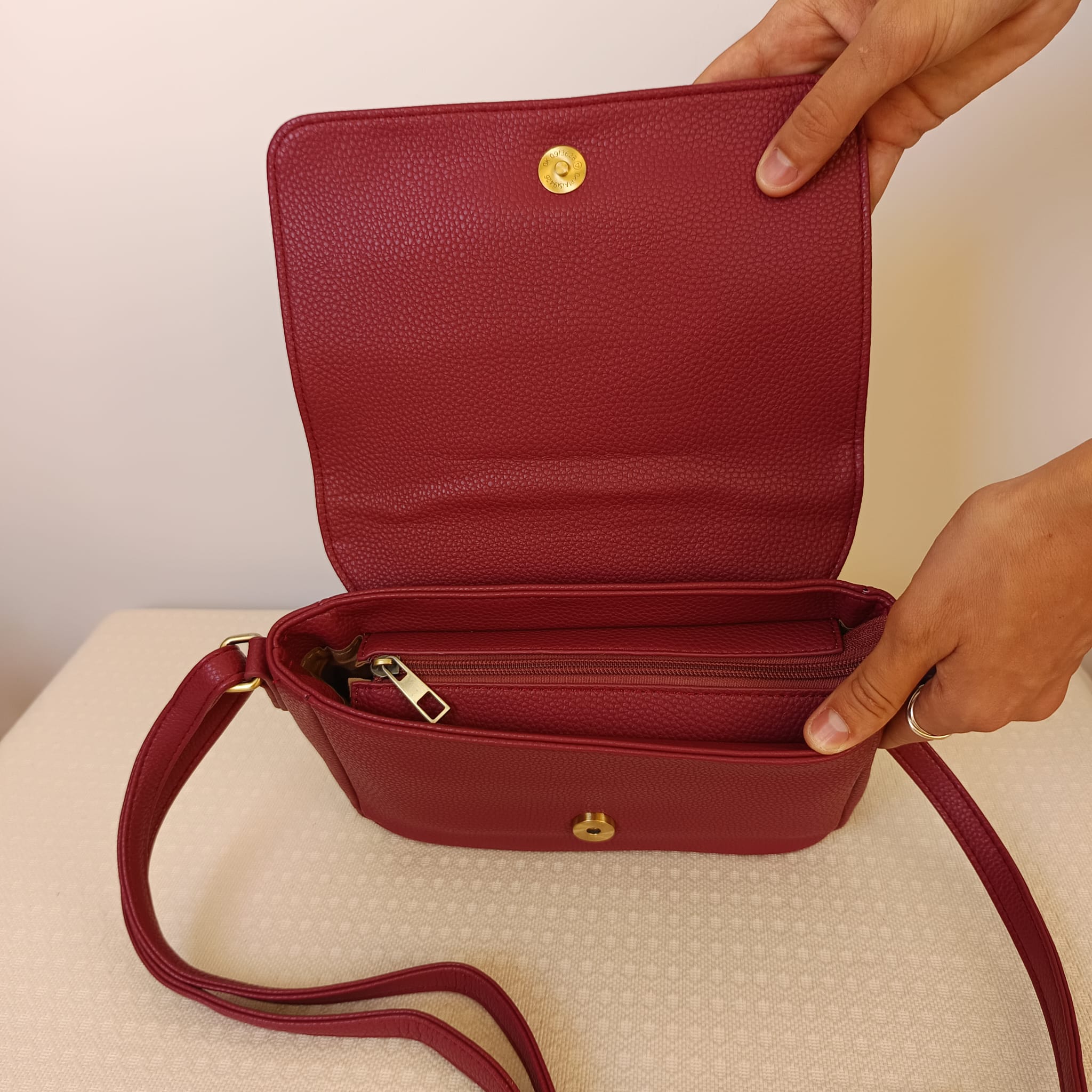 Bolso de cuero sintético fucsia con hebilla dorada en la solapa - Imagen 3