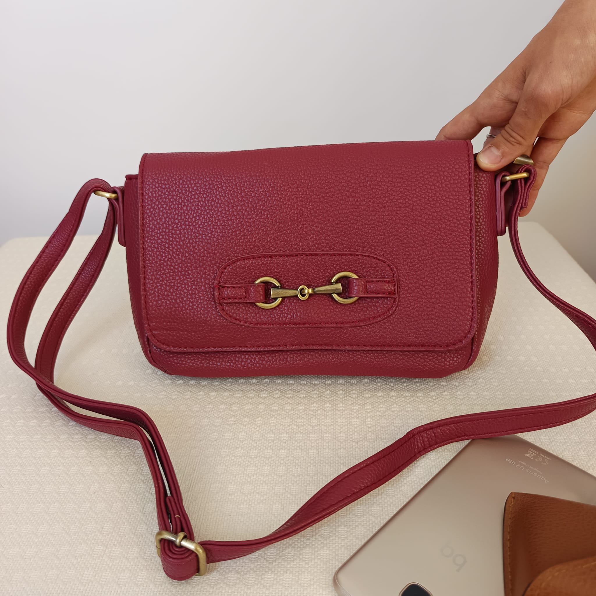 Bolso de cuero sintético fucsia con hebilla dorada en la solapa - Imagen 6