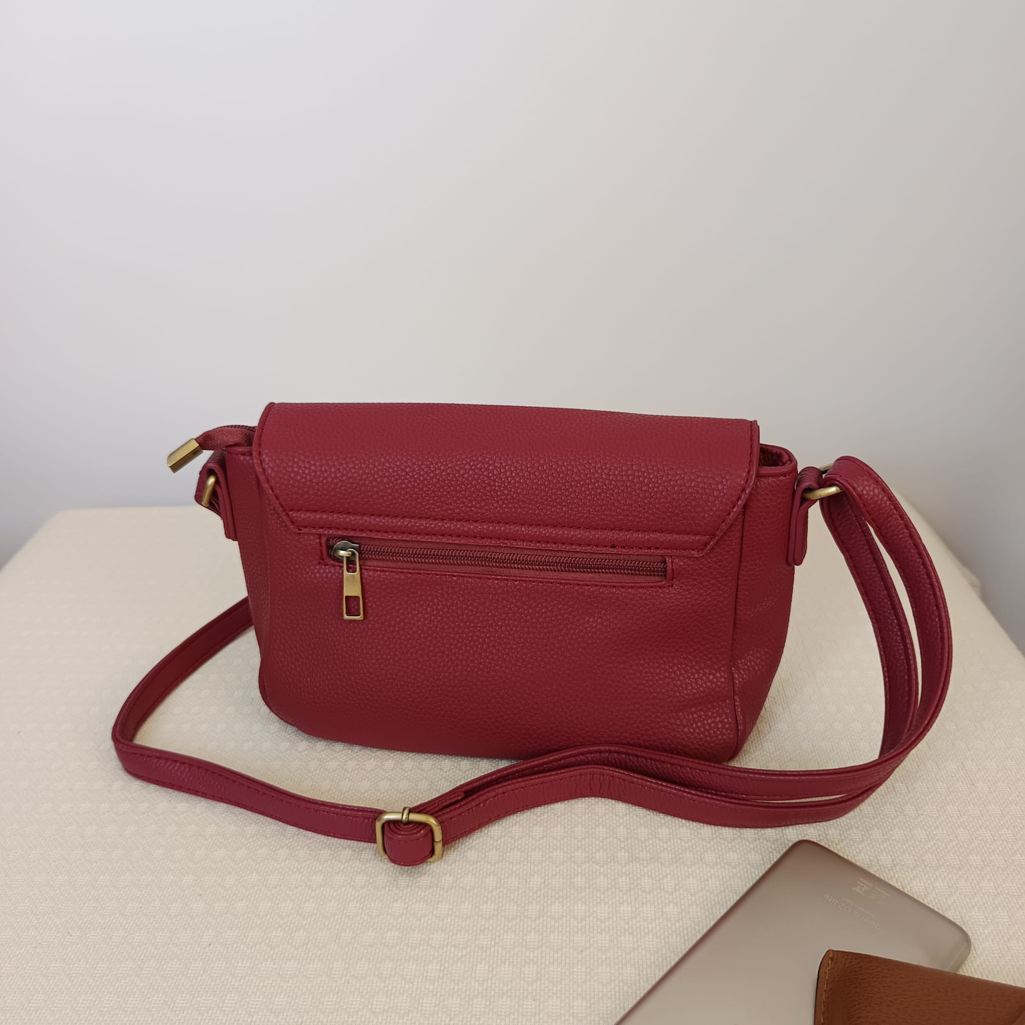 Bolso de cuero sintético fucsia con hebilla dorada en la solapa - Imagen 5