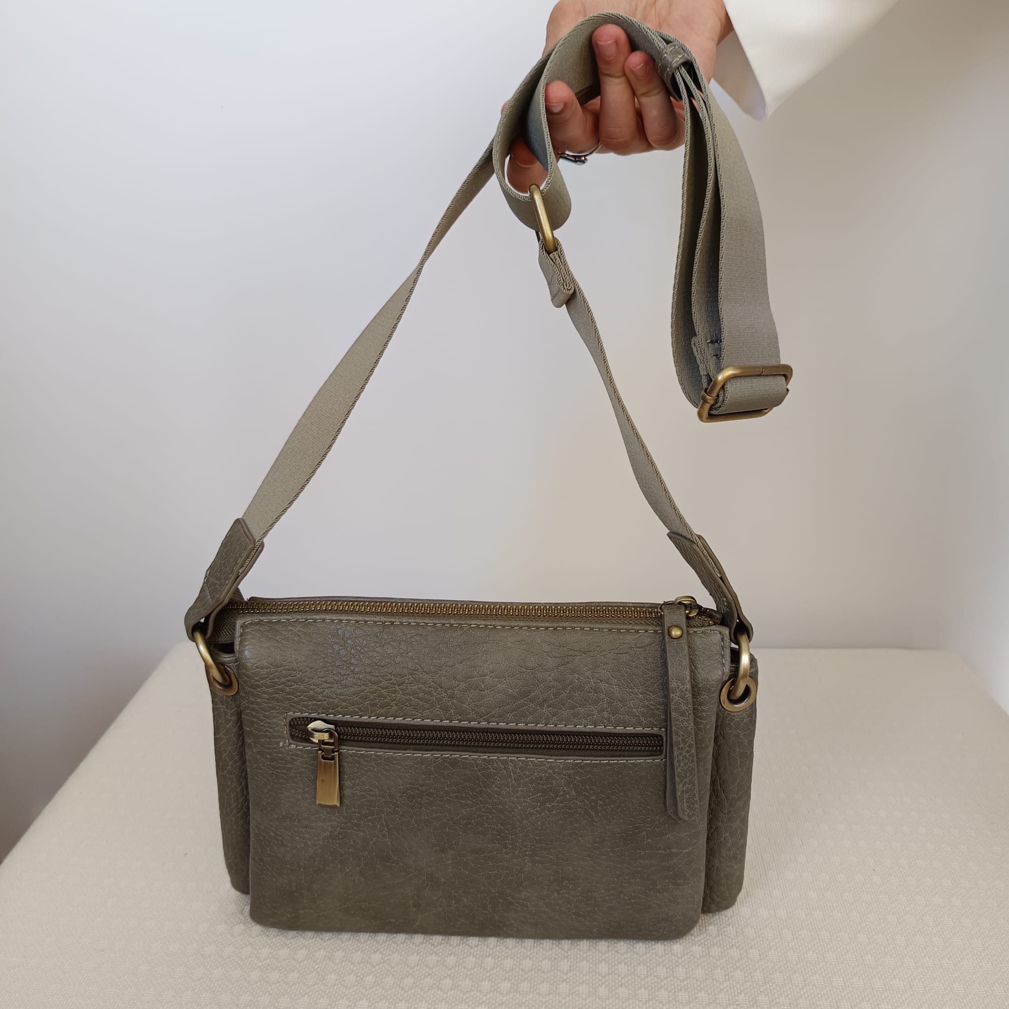 Bolso de cuero sintético verde oliva con nueve compartimentos - Imagen 5