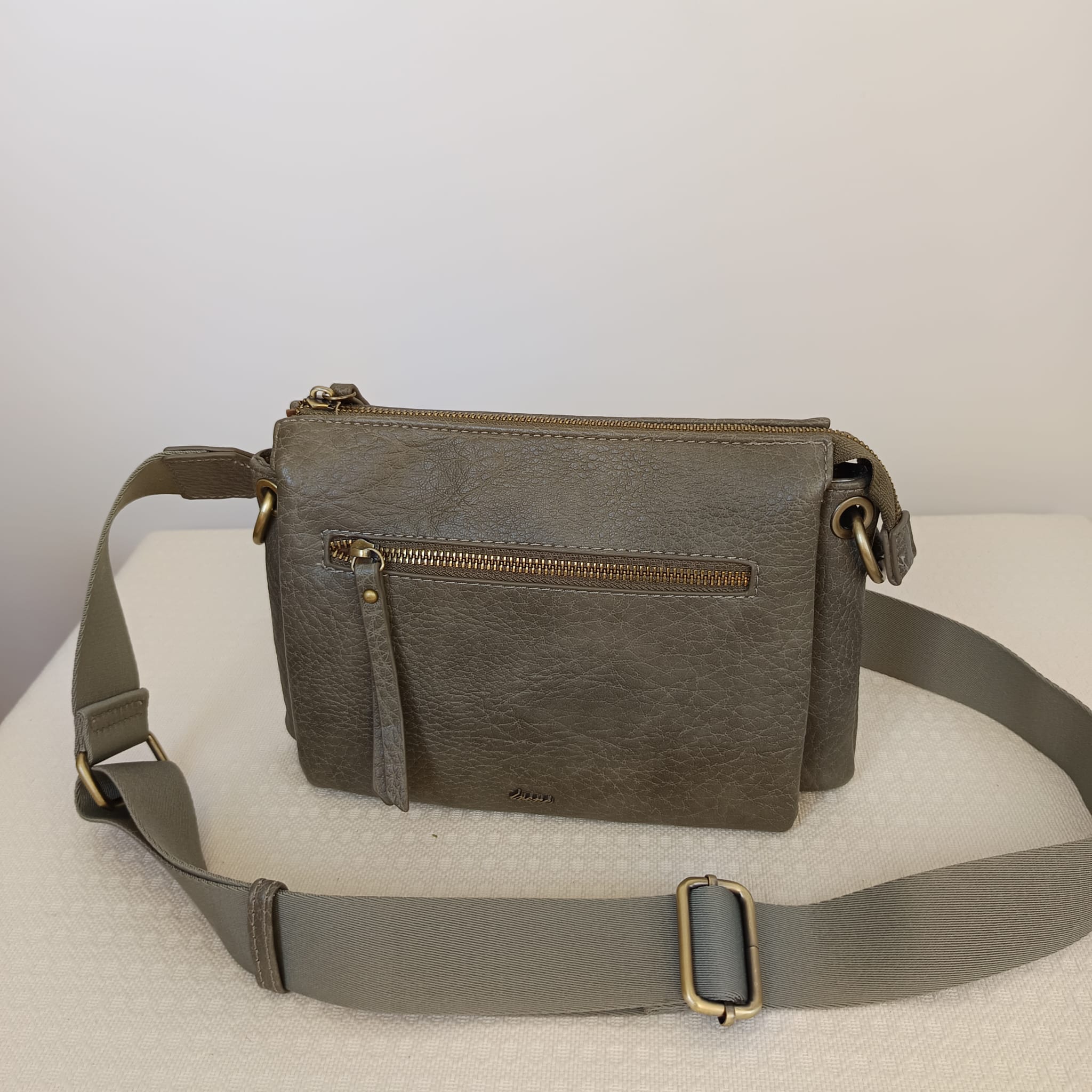 Bolso de cuero sintético verde oliva con nueve compartimentos - Imagen 4