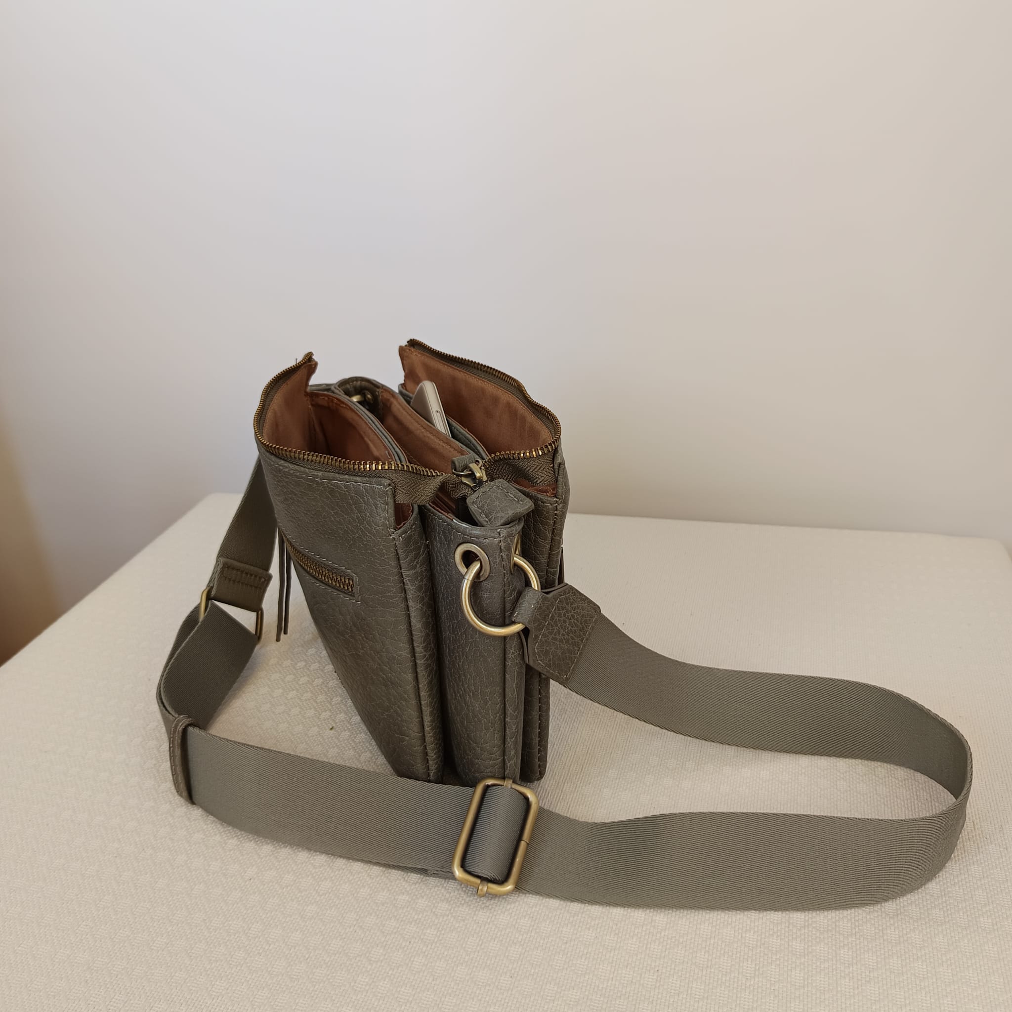 Bolso de cuero sintético verde oliva con nueve compartimentos - Imagen 3