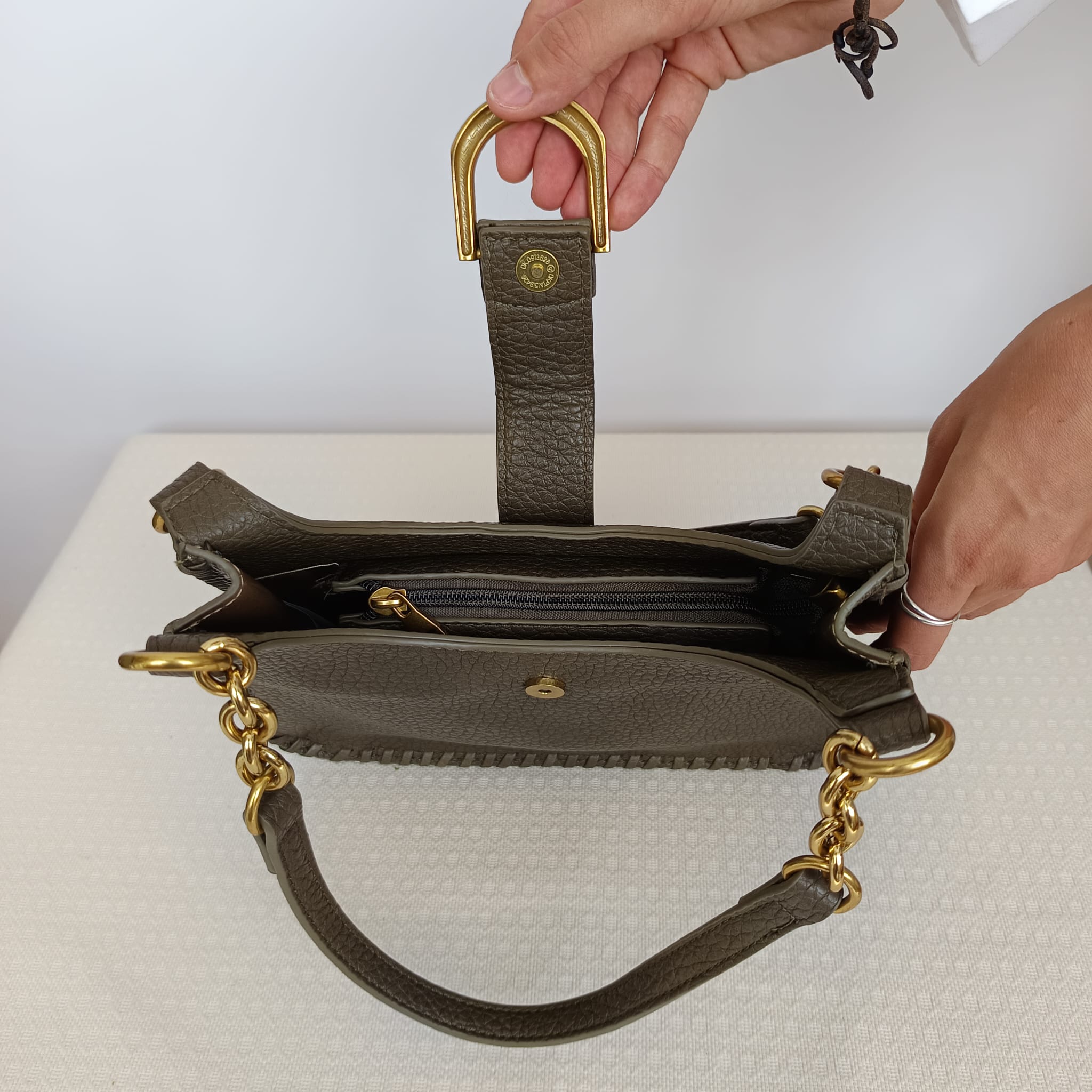 Bolso verde oliva de cuero sintético rugoso con asas doradas - Imagen 3