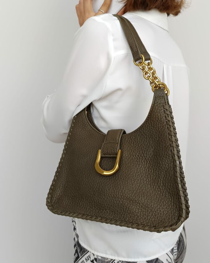 Bolso verde oliva de cuero sintético rugoso con asas doradas