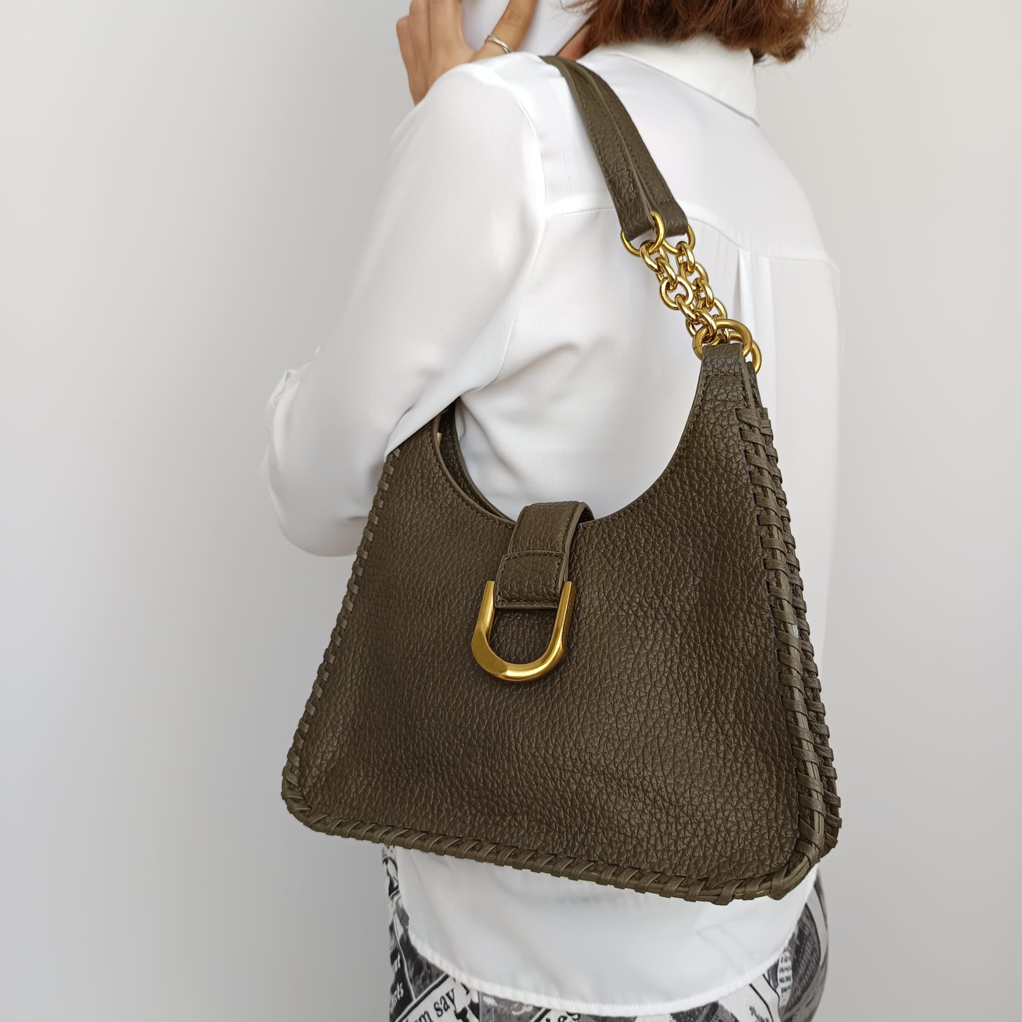 Bolso verde oliva de cuero sintético rugoso con asas doradas