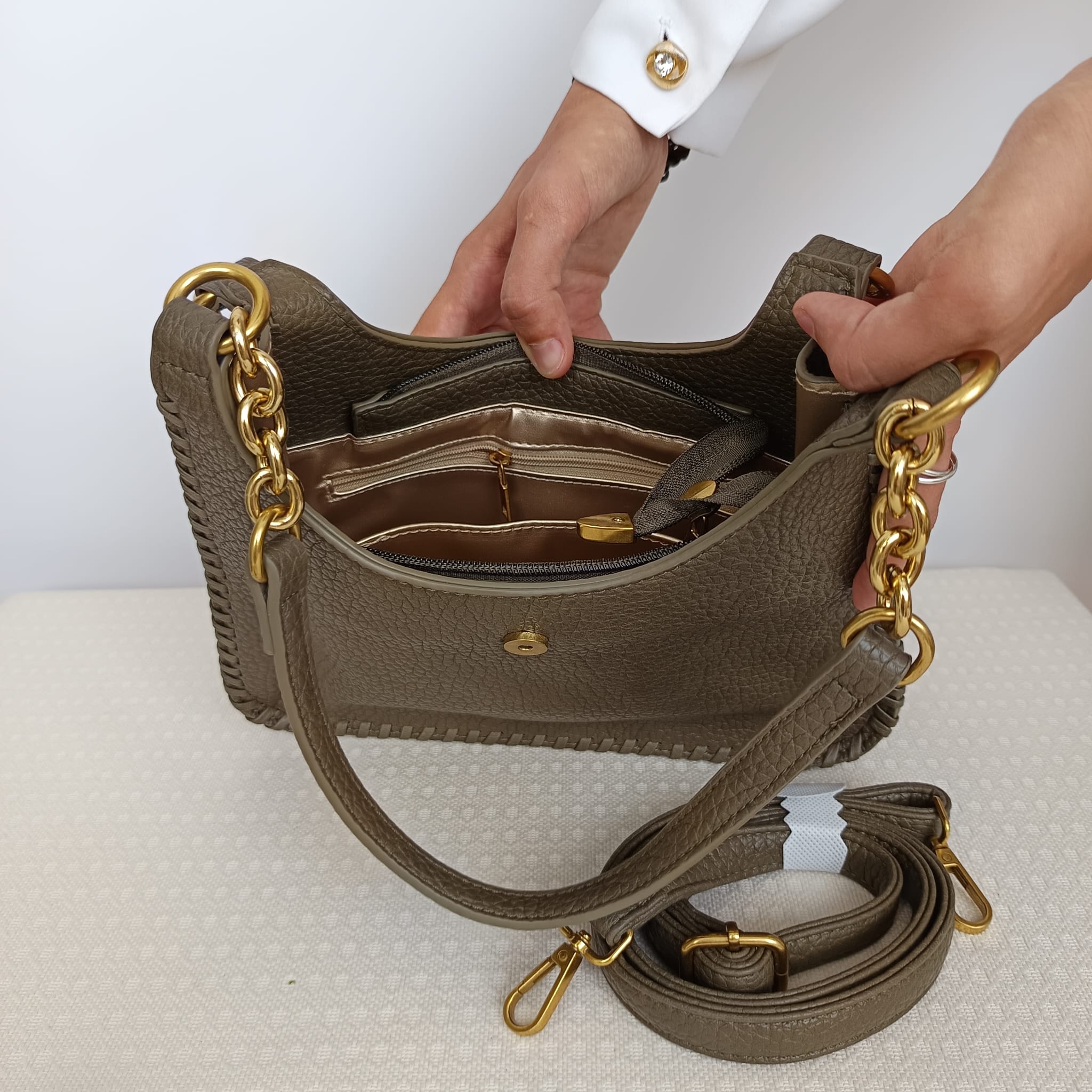 Bolso verde oliva de cuero sintético rugoso con asas doradas - Imagen 6