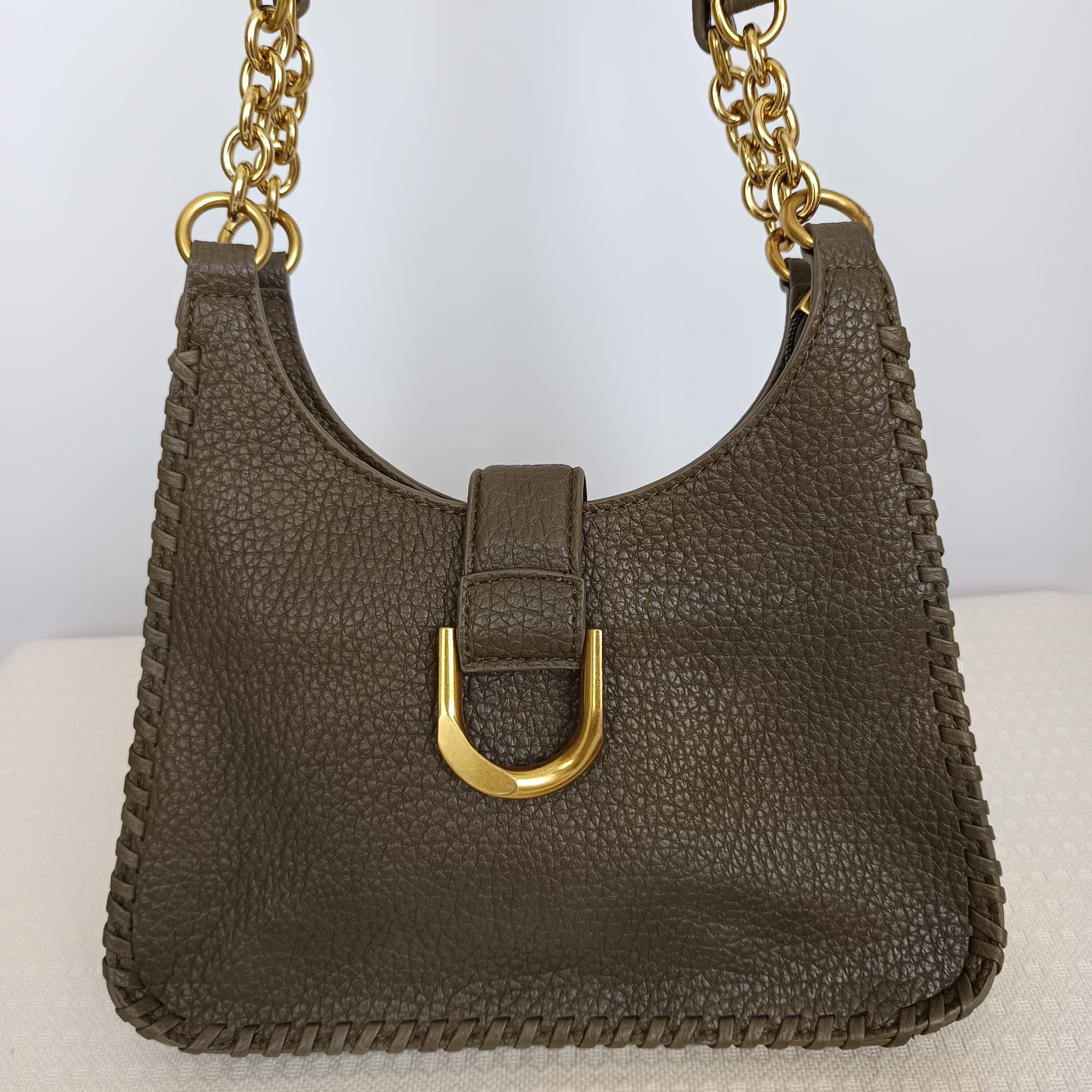 Bolso verde oliva de cuero sintético rugoso con asas doradas - Imagen 7