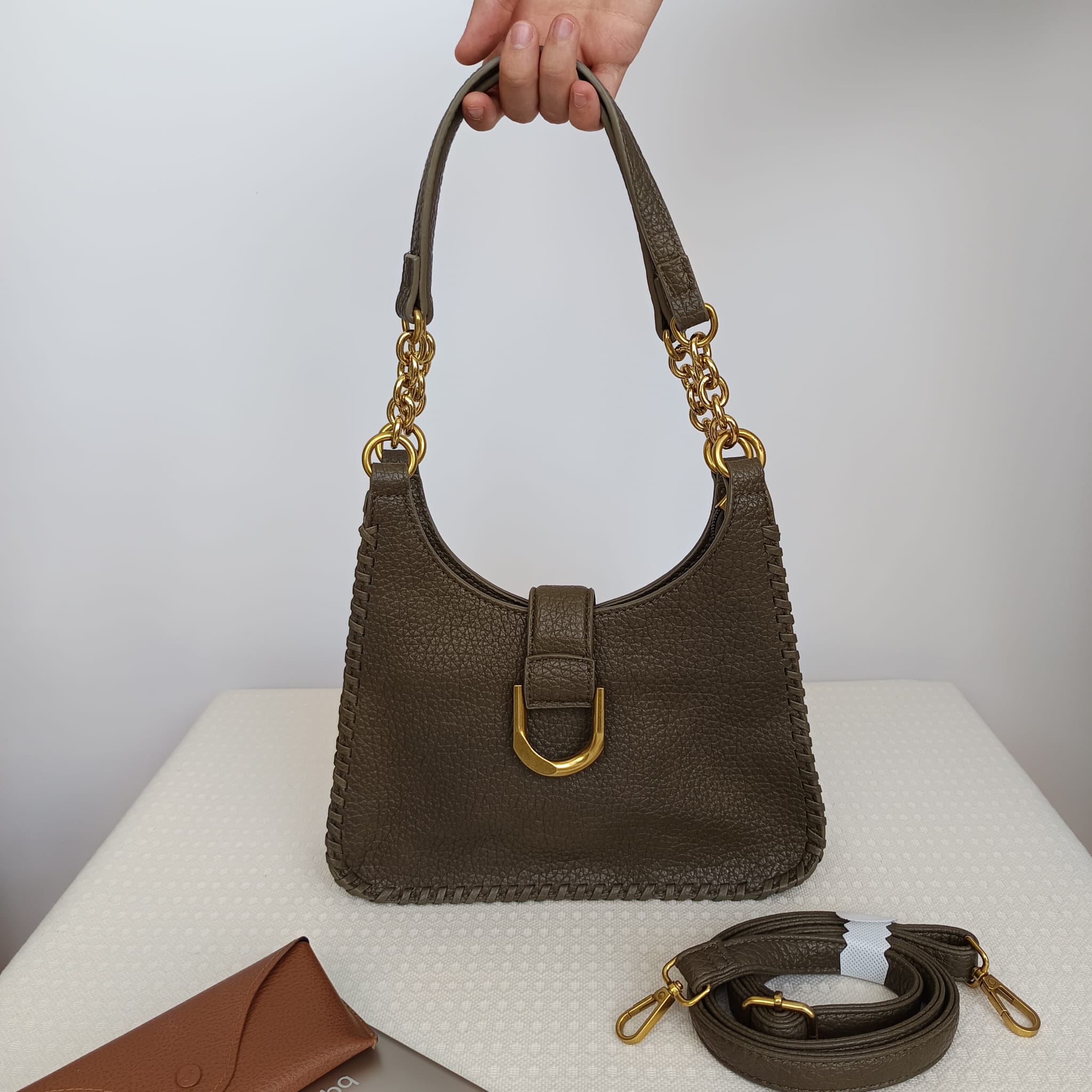 Bolso verde oliva de cuero sintético rugoso con asas doradas - Imagen 8