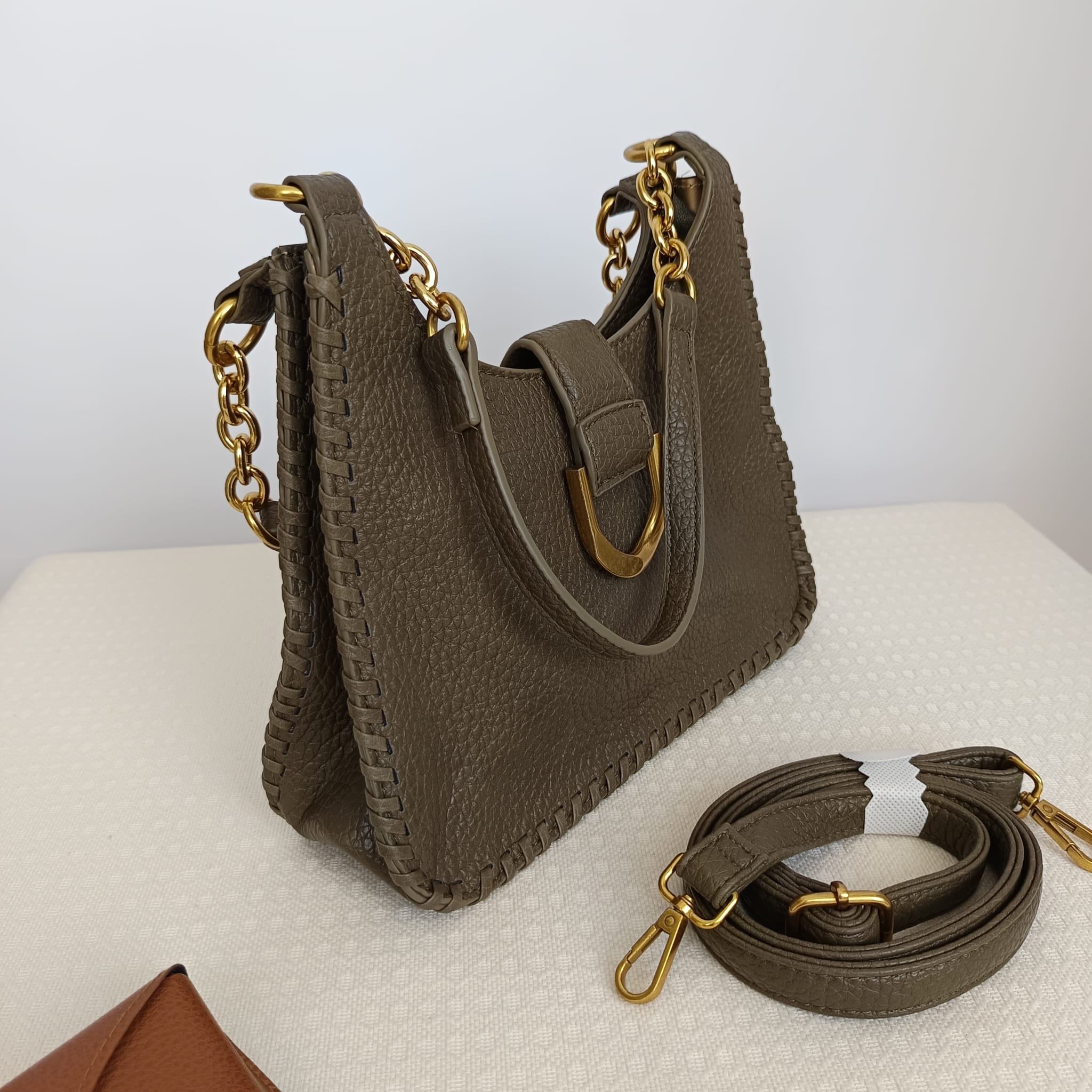 Bolso verde oliva de cuero sintético rugoso con asas doradas - Imagen 4