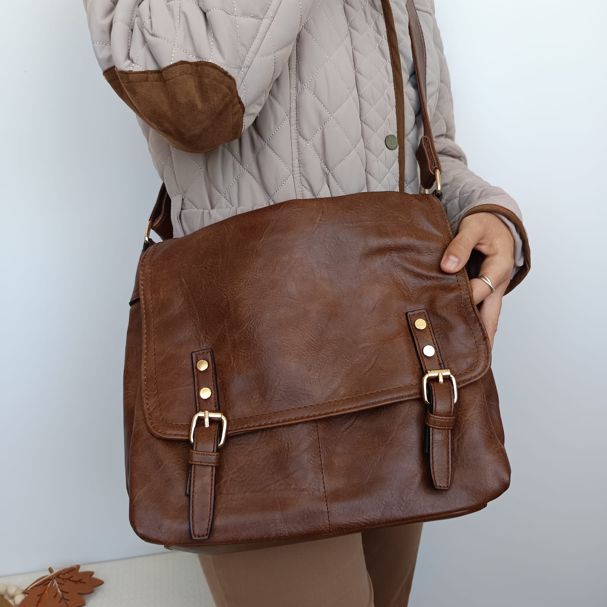 Bolso tipo cartera marrón de polipiel con múltiples compartimentos