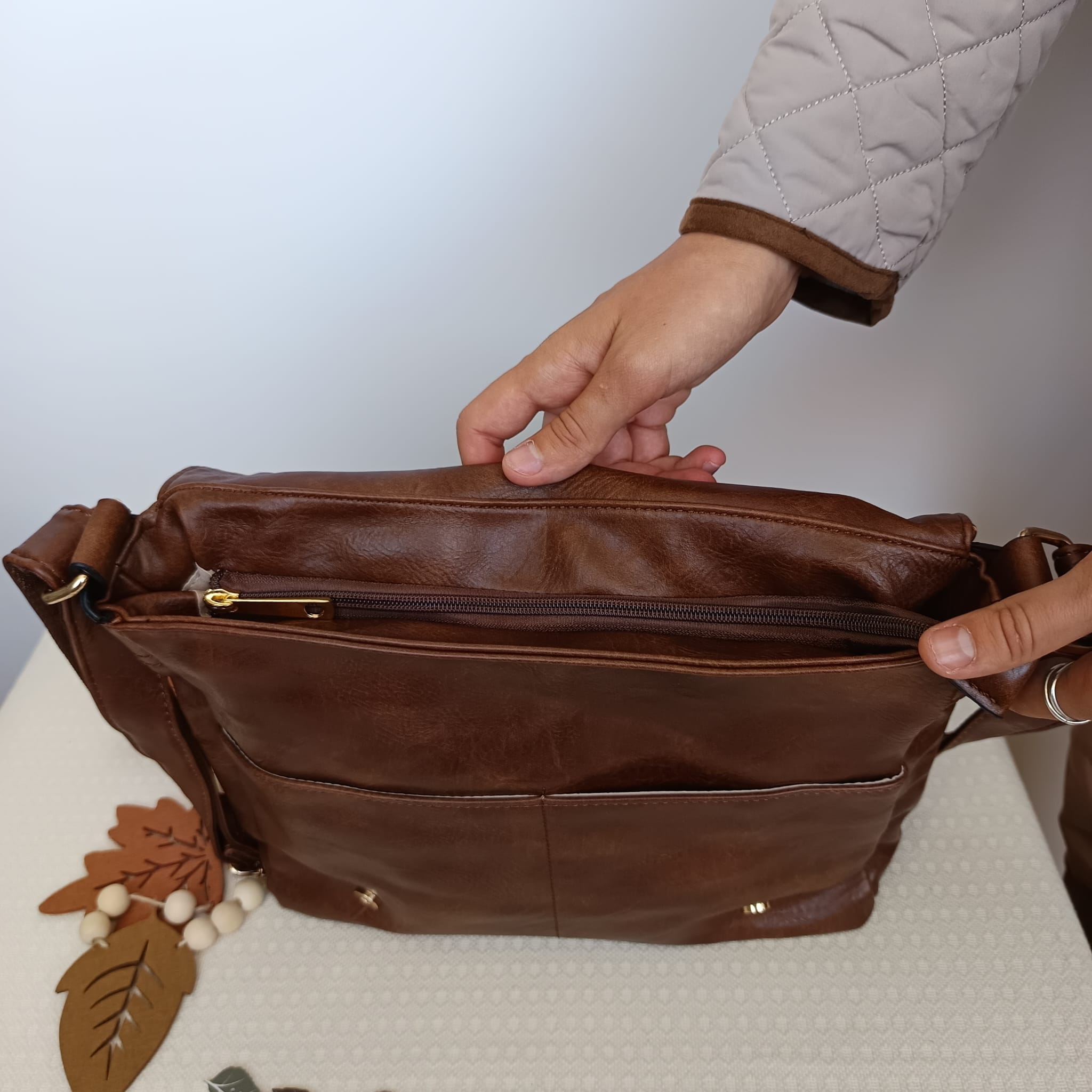 Bolso tipo cartera marrón de polipiel con múltiples compartimentos - Imagen 3