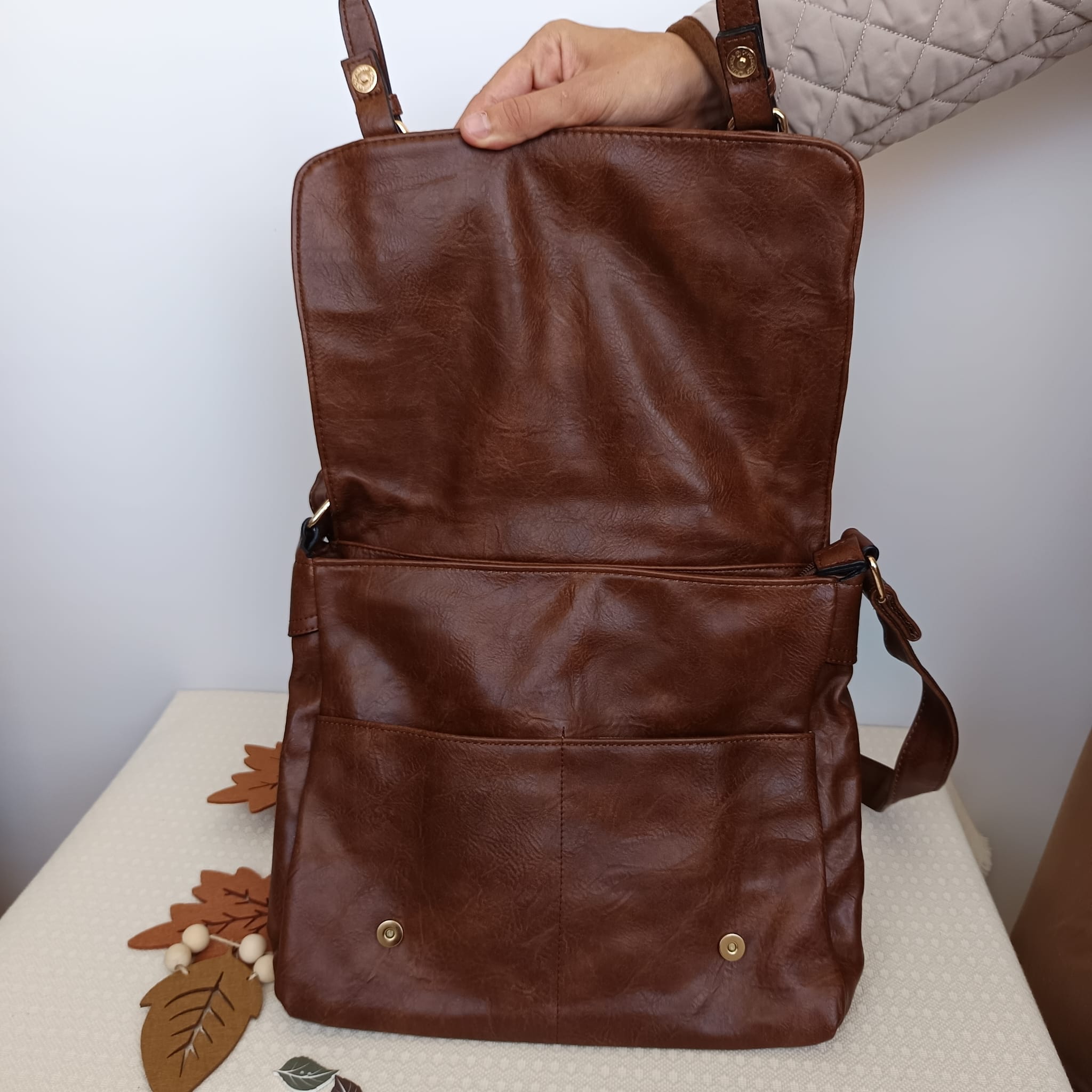 Bolso tipo cartera marrón de polipiel con múltiples compartimentos - Imagen 4