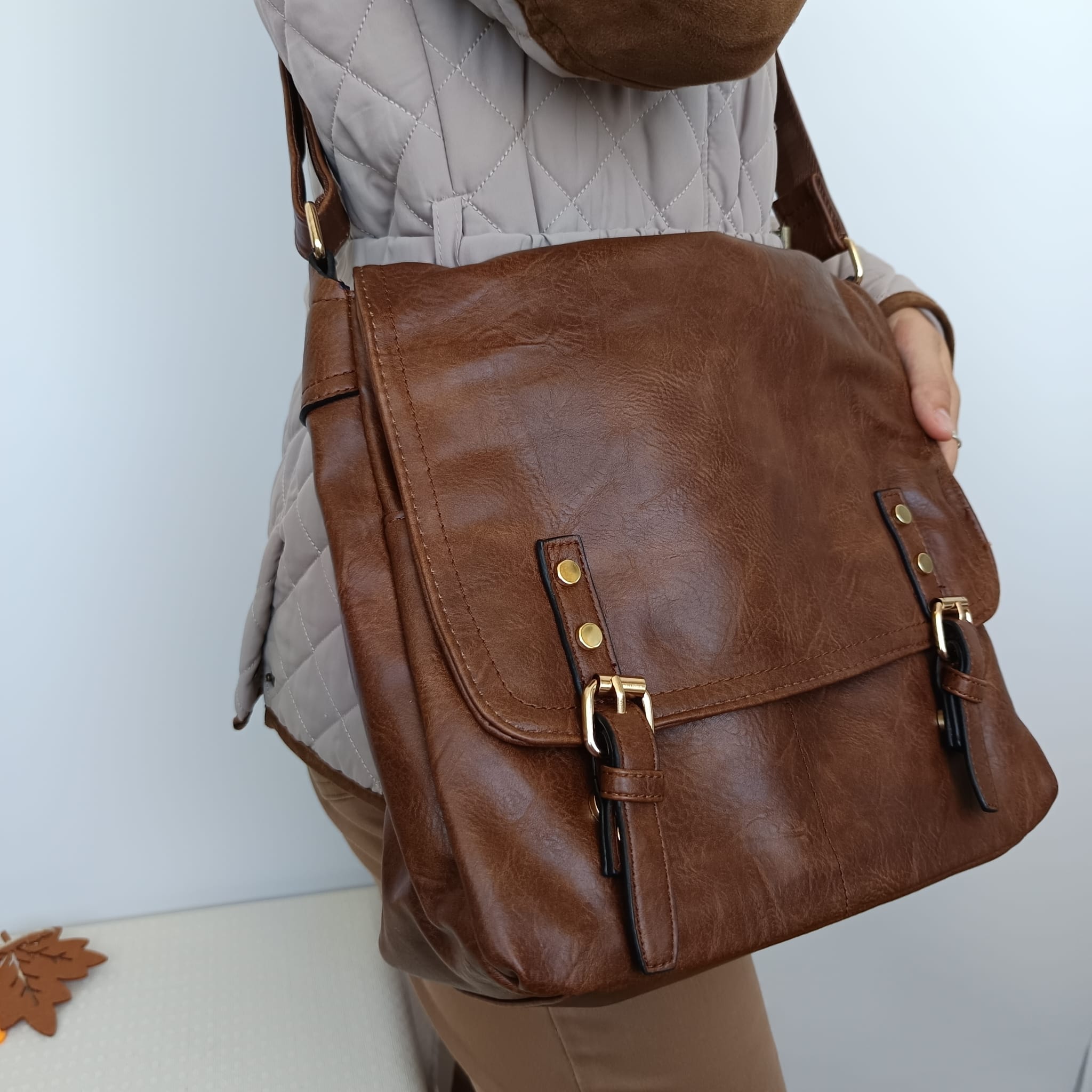 Bolso tipo cartera marrón de polipiel con múltiples compartimentos - Imagen 7