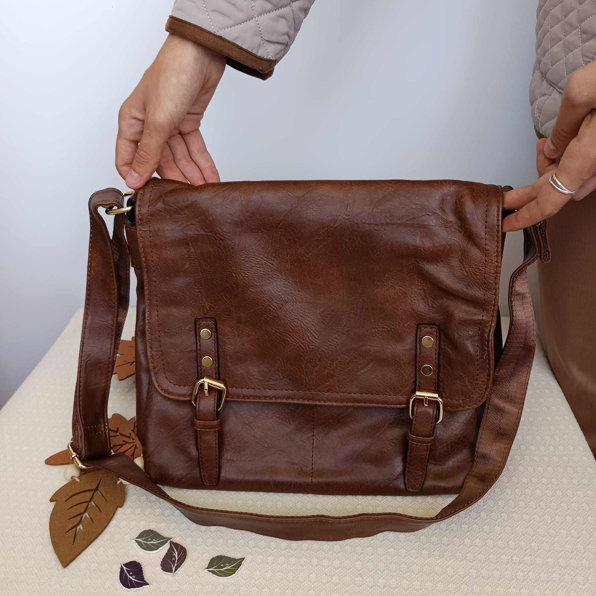 Bolso tipo cartera marrón de polipiel con múltiples compartimentos - Imagen 6