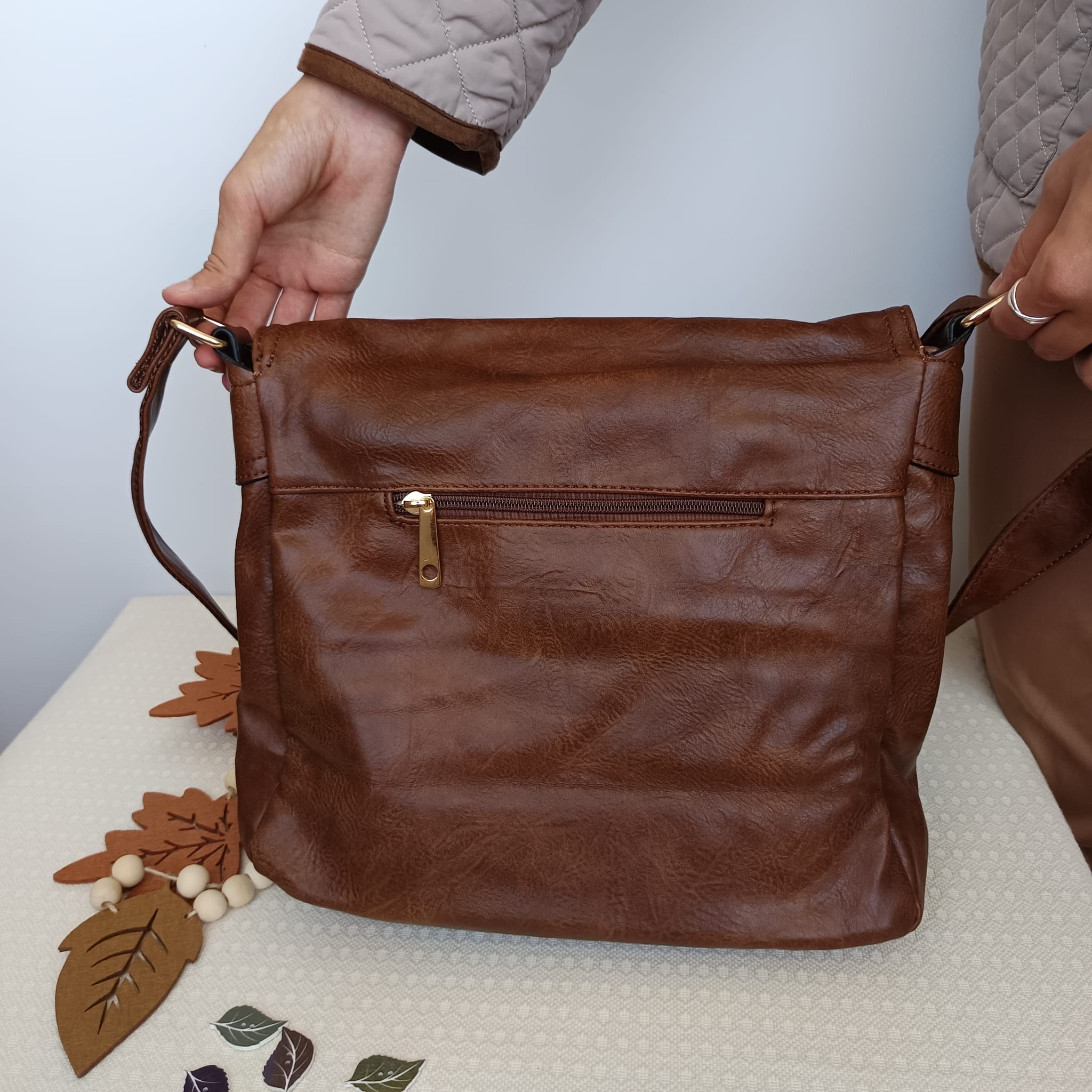 Bolso tipo cartera marrón de polipiel con múltiples compartimentos - Imagen 5