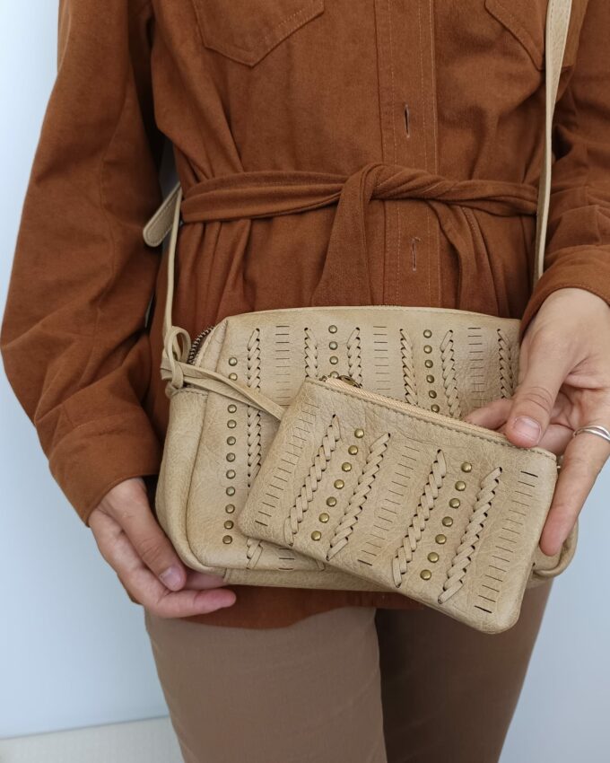 Bolso de polipiel marrón claro con tachuelas y monedero a juego