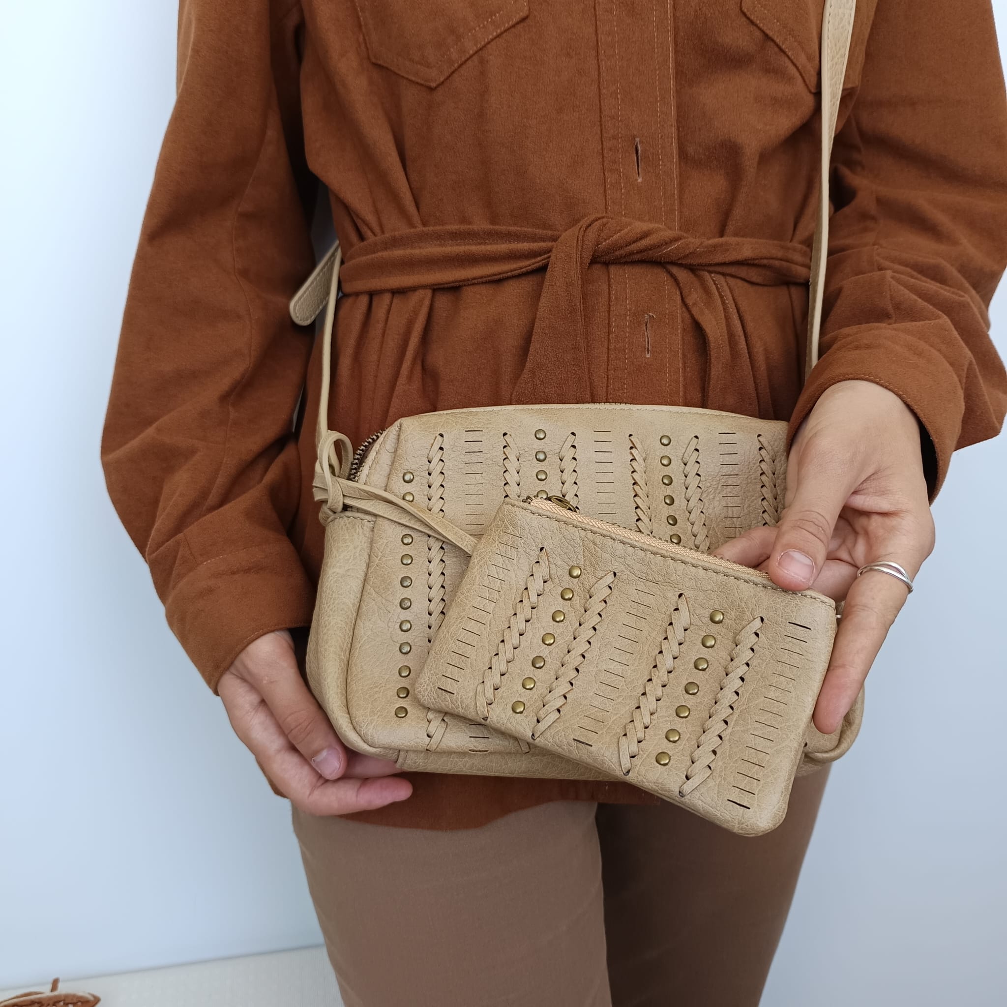 Bolso de polipiel marrón claro con tachuelas y monedero a juego