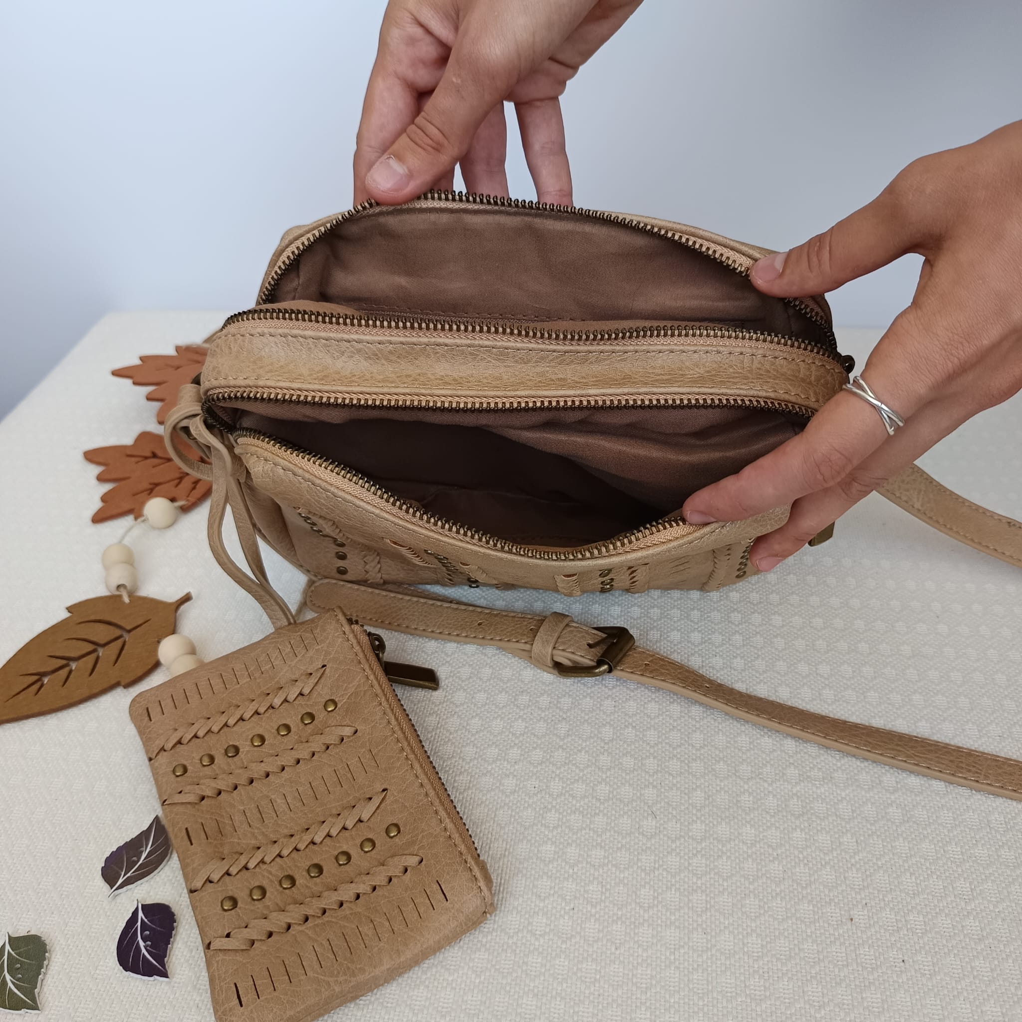 Bolso de polipiel marrón claro con tachuelas y monedero a juego - Imagen 3