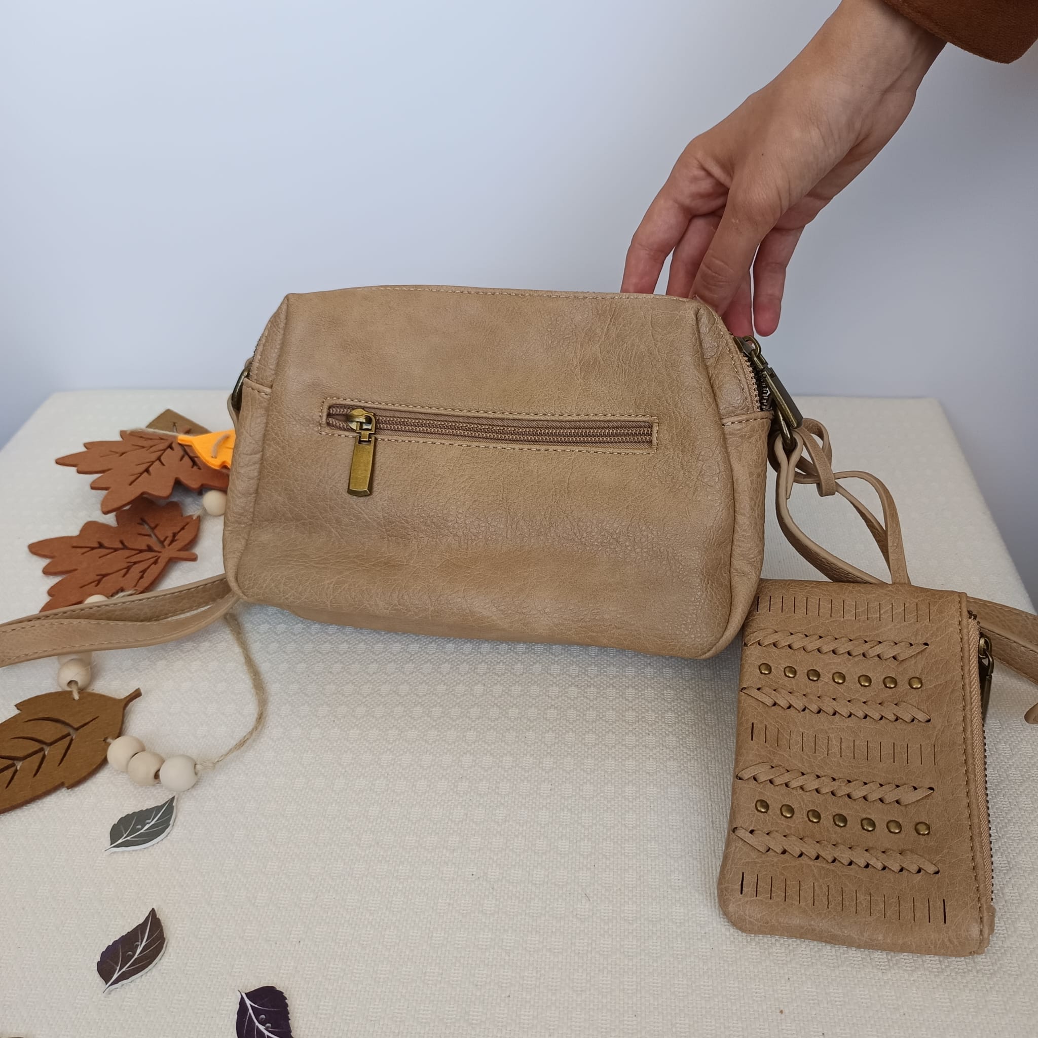 Bolso de polipiel marrón claro con tachuelas y monedero a juego - Imagen 4