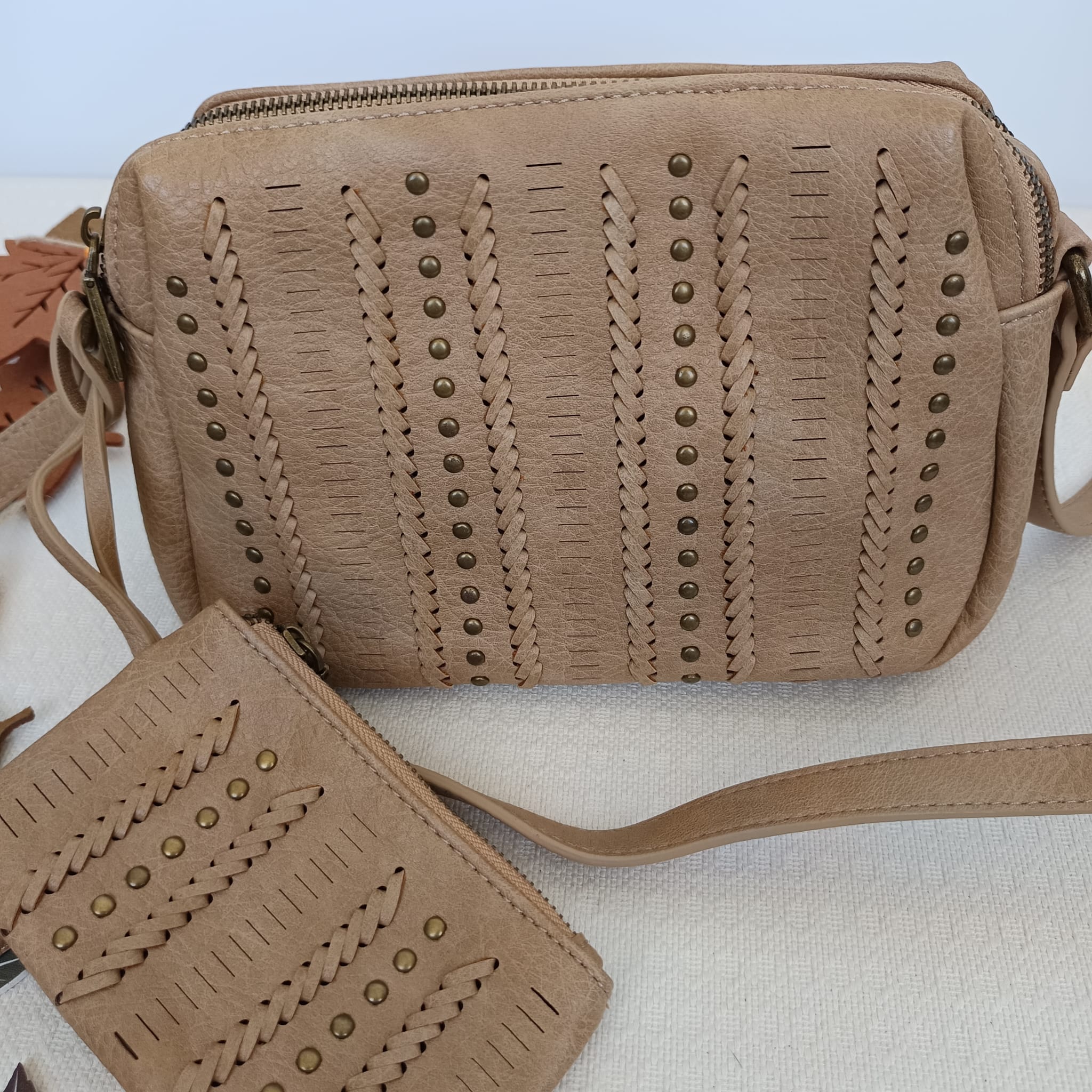 Bolso de polipiel marrón claro con tachuelas y monedero a juego - Imagen 5