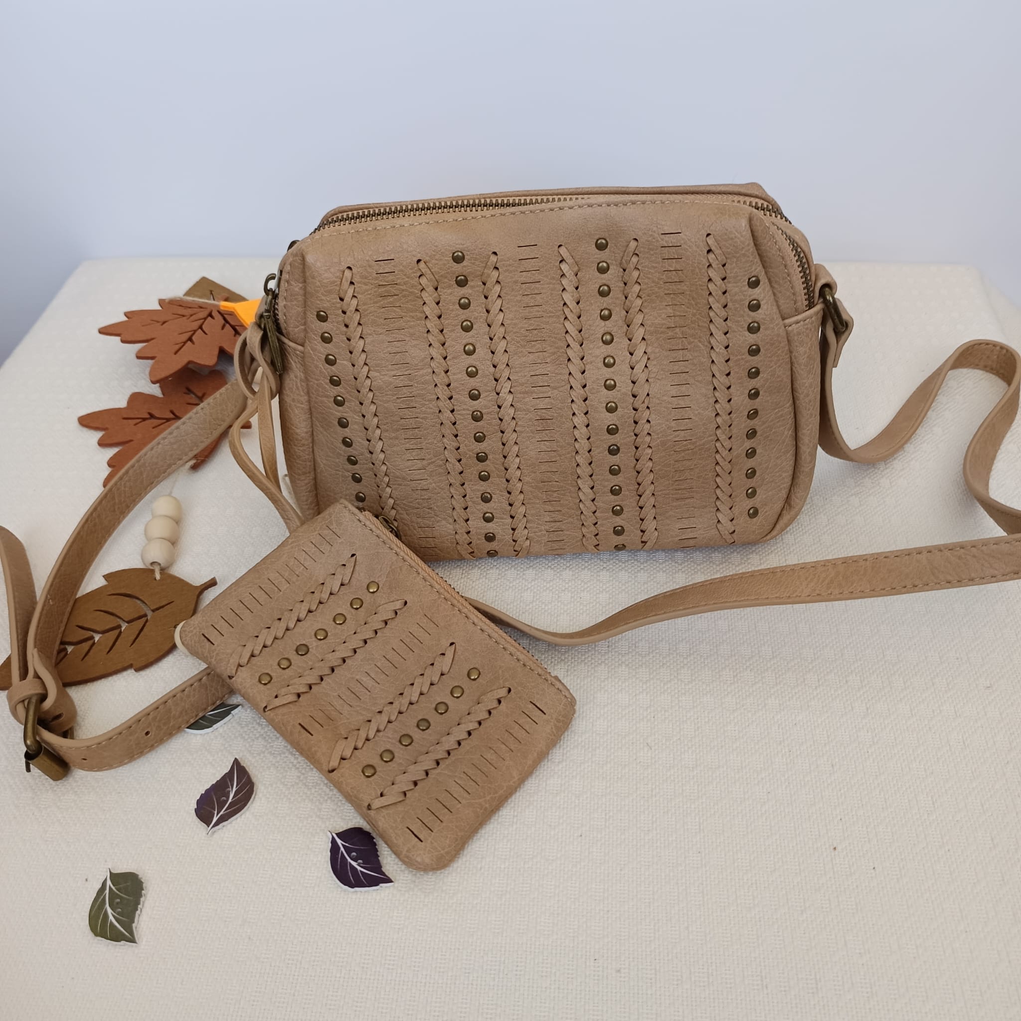 Bolso de polipiel marrón claro con tachuelas y monedero a juego - Imagen 6