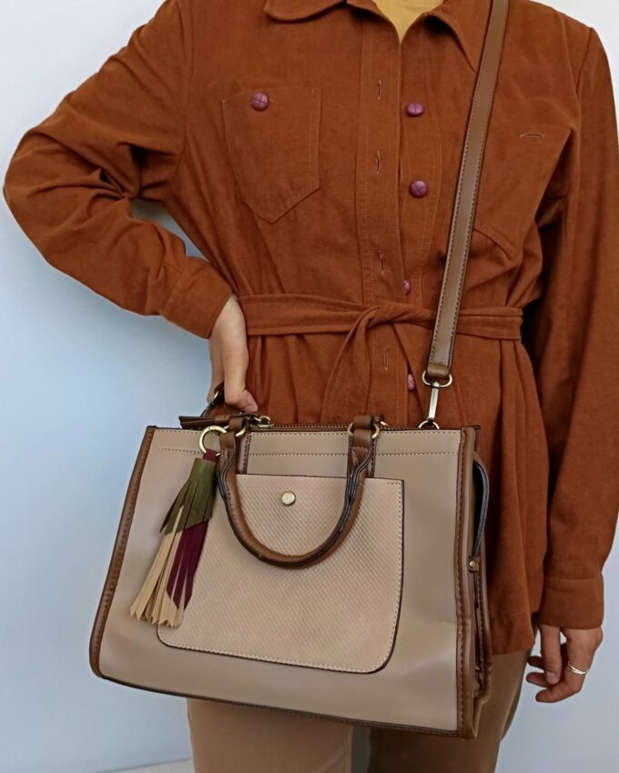 Bolso de polipiel bicolor marrón claro y oscuro con borla de adorno