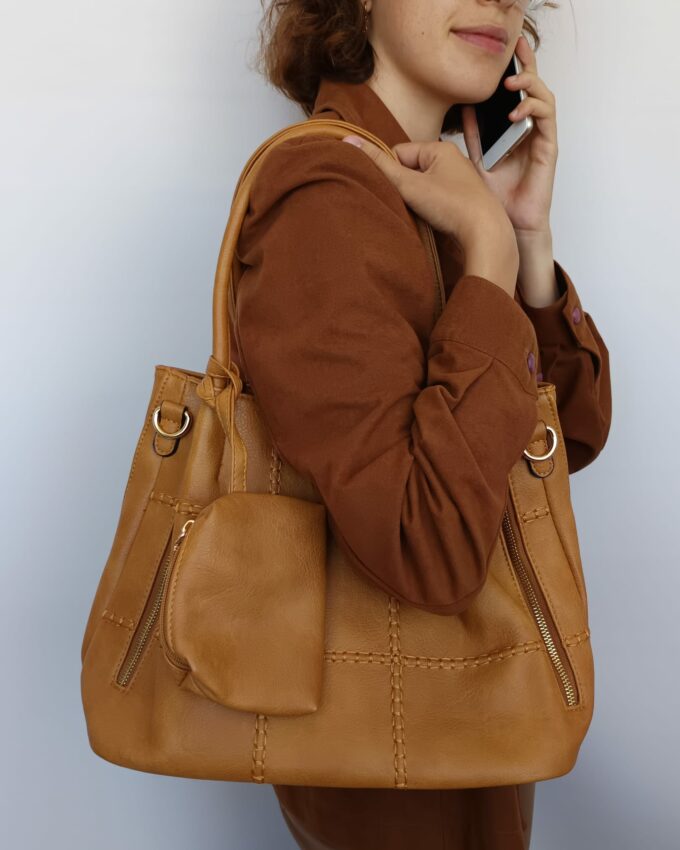 Bolso grande de cuero sintético marrón claro con bolsillo extraíble