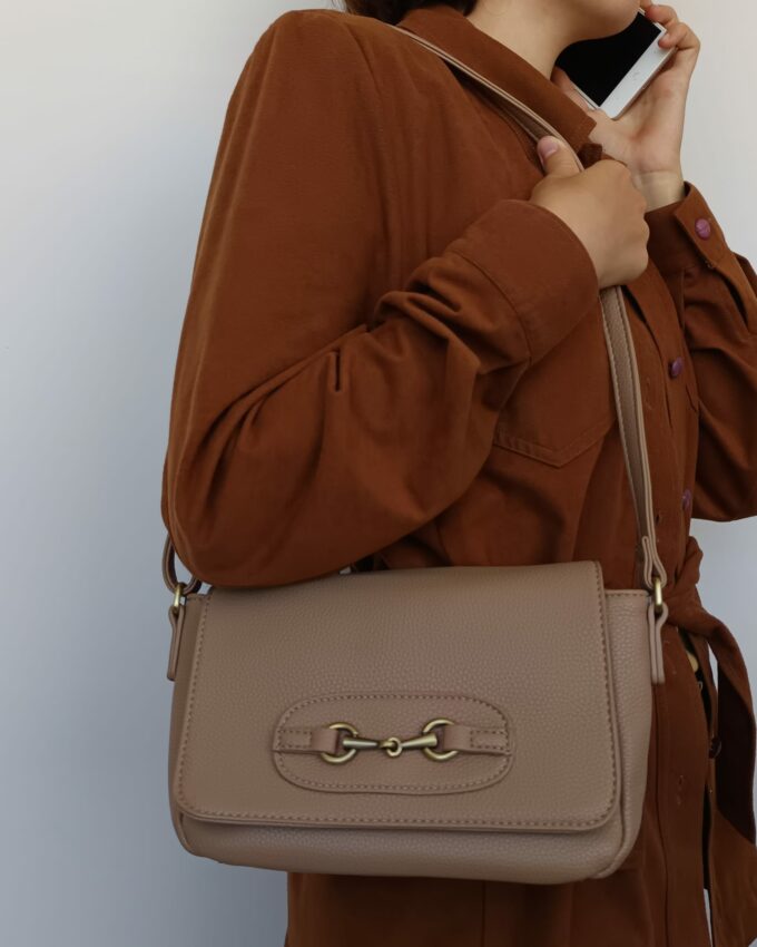 Bolso de cuero sintético beige con hebilla dorada en la solapa